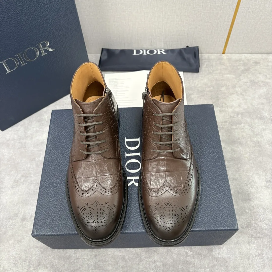 CD家新品 Dior 迪-奥 男士布洛克短靴 中帮皮靴 法式奢华与英伦雅痞的跨界杰作 高定基因邂逅布洛克雕花的复古风情,这系列男士短靴便成为了时尚界“雅痞绅士”的风格符号。选用顶级小牛皮/开边珠亮皮,部分鞋款采用鳄鱼纹压花工艺,光泽度饱满且富有层次 。经典布洛克雕花工艺贯穿鞋身,精致的冲孔与纹路如艺术品般细腻,是英伦复古风的标志性表达;侧边拉链设计暗藏巧思,既保证了穿脱的便捷性,又让鞋面线条保持简洁流畅;内里采用亲肤性极佳的小牛皮质衬里,行走时的舒适感拉满。采用意大利真皮大底复合橡胶底片。 短靴廓形利落干练,贴合脚踝的剪裁既保留了靴子的飒爽型格,又能完美适配西裤、牛仔裤等多种穿搭,打造“一鞋多搭”的时尚可能性。配原包装发售!!! 标准皮鞋码数:39-44 (38.4546定做) 💰570¥