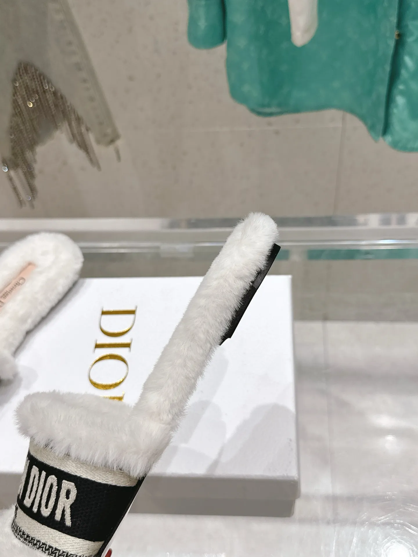 橙子出厂价💰95 迪奥/毛拖 Dior 2025秋冬新款 字母logo立体刺绣方头露趾毛居家拖鞋 鞋面原版一致水洗牛皮电绣高温水溶棉质科技面料 鞋面:水洗牛皮电绣 内里:进口兔毛毛内里 大底:意大利真皮大底 SIZE:size:34-42