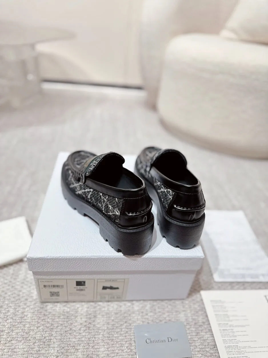 工厂价💰280 明星金智秀同款. DIOR CHRONO 迪奥. D家高版本24ss年度专柜新品. 秋冬新款乐福鞋~顶级品质. 购入原版,精心打造、只为复刻原版一致、版型超正. 各大明星网红纷纷种草的一款美鞋、顶版搭配单品里就是毫不费力的时髦穿搭. 上脚气质 随性 通勤上班族 时髦街头.约会随意休闲. 正面饰以金色Christian Dior PARIS标志. 再融入 Dior 非凡的精湛工艺. 重新诠释经典设计.细节满满…品质完全与专柜一致. 材质-进口开边珠牛皮搭配品牌最新专属花纹布料. 内里垫脚全牛皮. 原版开模大底. 配置专柜原版包装. SIZE:35-40(41可订做)