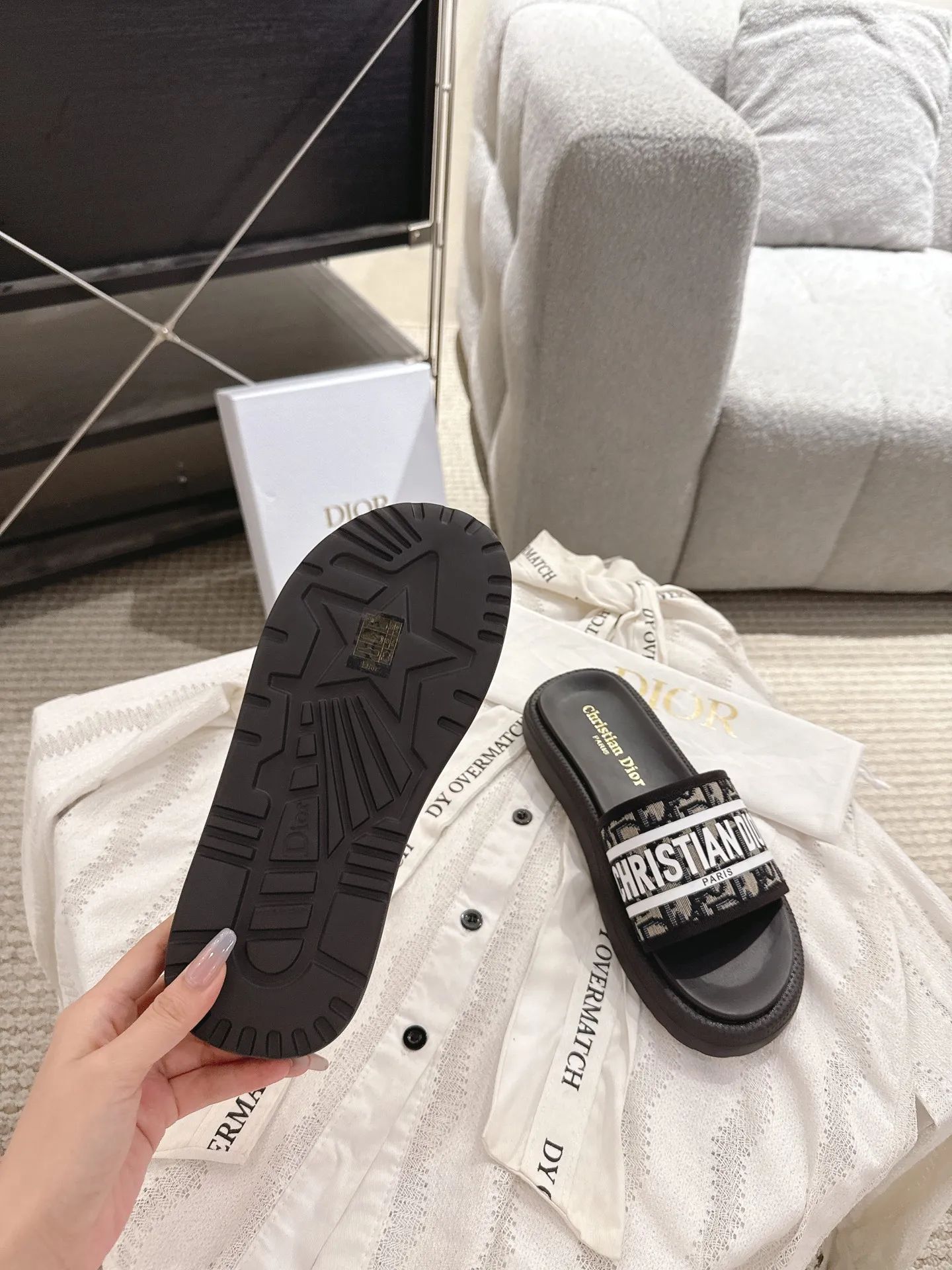 橙子出厂价💰115 迪奥 滴胶 拖鞋25SS春夏新款Dior 3D立体滴胶字母拖鞋 夏日沙滩度假必备单品 极简风格轻便舒适 全套专柜同步礼盒包装 3⃣️色入 鞋底:原版开模抽真空发泡底 超贴合脚感 鞋面:kpu材质立体3D感 size:35—40