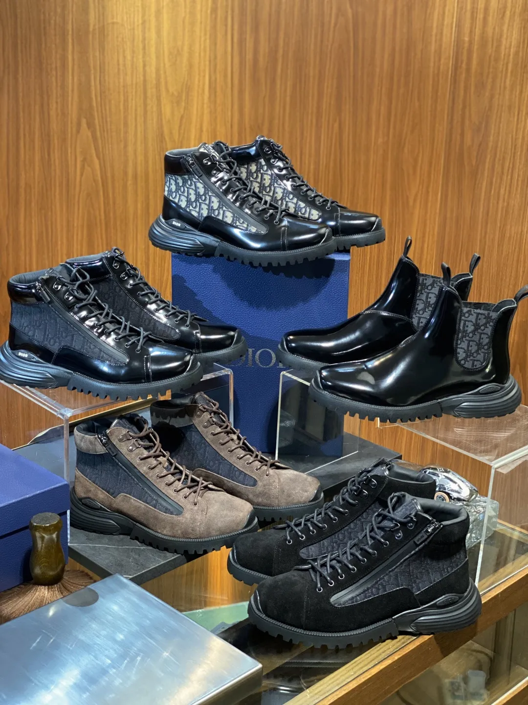 💰410 Dior 迪奥Combat 及踝靴 ♞size：39~45 牛皮和Oblique 印花面料 呈现时尚设计与运动元素相结合的混搭风格。侧面和鞋舌采用同色调 Oblique 印花面料拼接设计。搭配鞋带和科技拉链开合设计，轻盈的混搭风格鞋底突显高订风格的魅力。