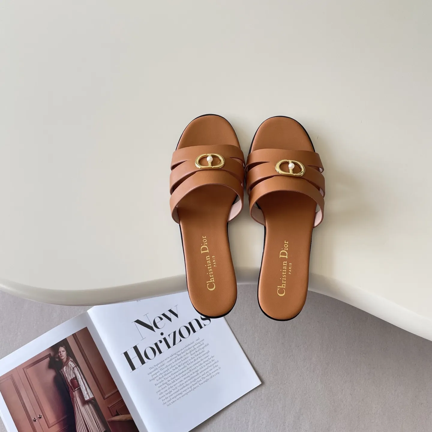 橙子出厂价💰95 DIOR 迪奥 2026顶级专柜 新款限定 官网上新 独家首发 迪奥 DIOR 26P CD扣珍珠平底拖/拖鞋/迪奥/迪奥拖/DIOR 小红书拖鞋新品 早春OOTD 明星同款 网红博主推荐 ➤ 原版开模 代购版本 ➤ 混种超迁皮 ➤ 私模意大利真皮大底 ➤ 全套专柜包装 Size：36-42（42订做）