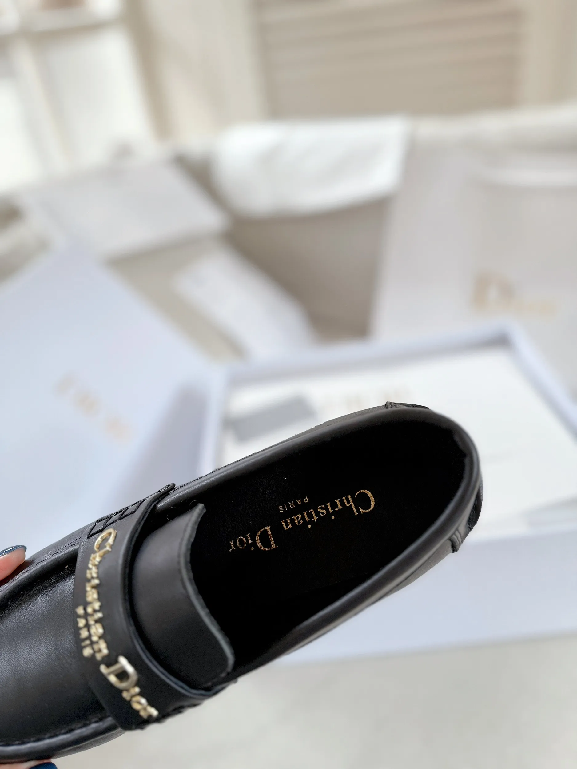 厂价💰280 Dior/迪奥25WF字母复古乐福鞋 凭借独特魅力成为永恒经典。 兼具复古韵味与时尚格调的鞋履。 鞋身设计简约而不失格调 流畅线条勾勒出复古轮廓 鞋面字母元素 是品牌辨识度的象征 复古字体设计 宛如镌刻着品牌的时尚密码 低调中彰显奢华 不经意间展现你的独特品味。 搭配方面,这双乐福鞋堪称“万能搭子”。 搭配简约牛仔裤和白衬衫 日常出街造型 搭配精致的连衣裙 是晚宴场合的吸睛利器, 无论是漫步在街头巷尾 还是穿梭于时尚派对 它都能助你成为众人瞩目的焦点。 面皮采用原版定制皮料 内里垫脚均为牛皮 意大利进口牛皮大底 size:35-40(41定制)