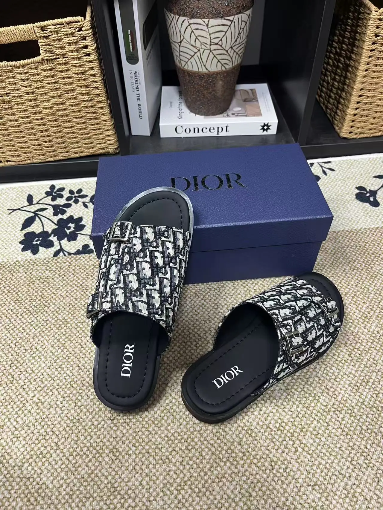 P150元 长期有货Dior Aqua 凉鞋优雅而休闲。交叉带设计，采用迪奥灰 CD Diamond 图案帆布重新诠释，灵感源自 Dior 档案。搭配&ldquo;DIOR&rdquo;标志和同色调凹口鞋底，可与短裤或牛仔裤轻松搭配，打造精致造型。 size 38-45