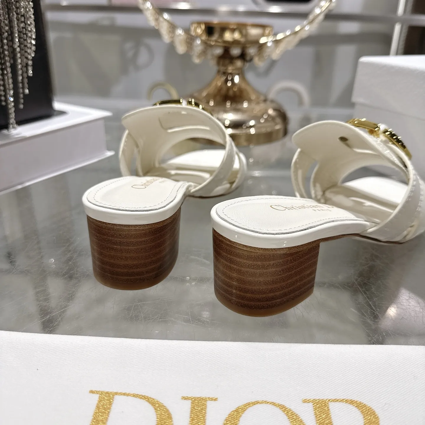 出厂250💰💕迪奥 Dior 2026春夏新款 D-Club果冻色镂空交叉带粗跟珍珠女鞋 CD字母logo五金扣平底圆头露趾凉拖鞋💪意大利真皮大底 跟高:3.5cm size:34-41(34.40.41.定做不退不换)