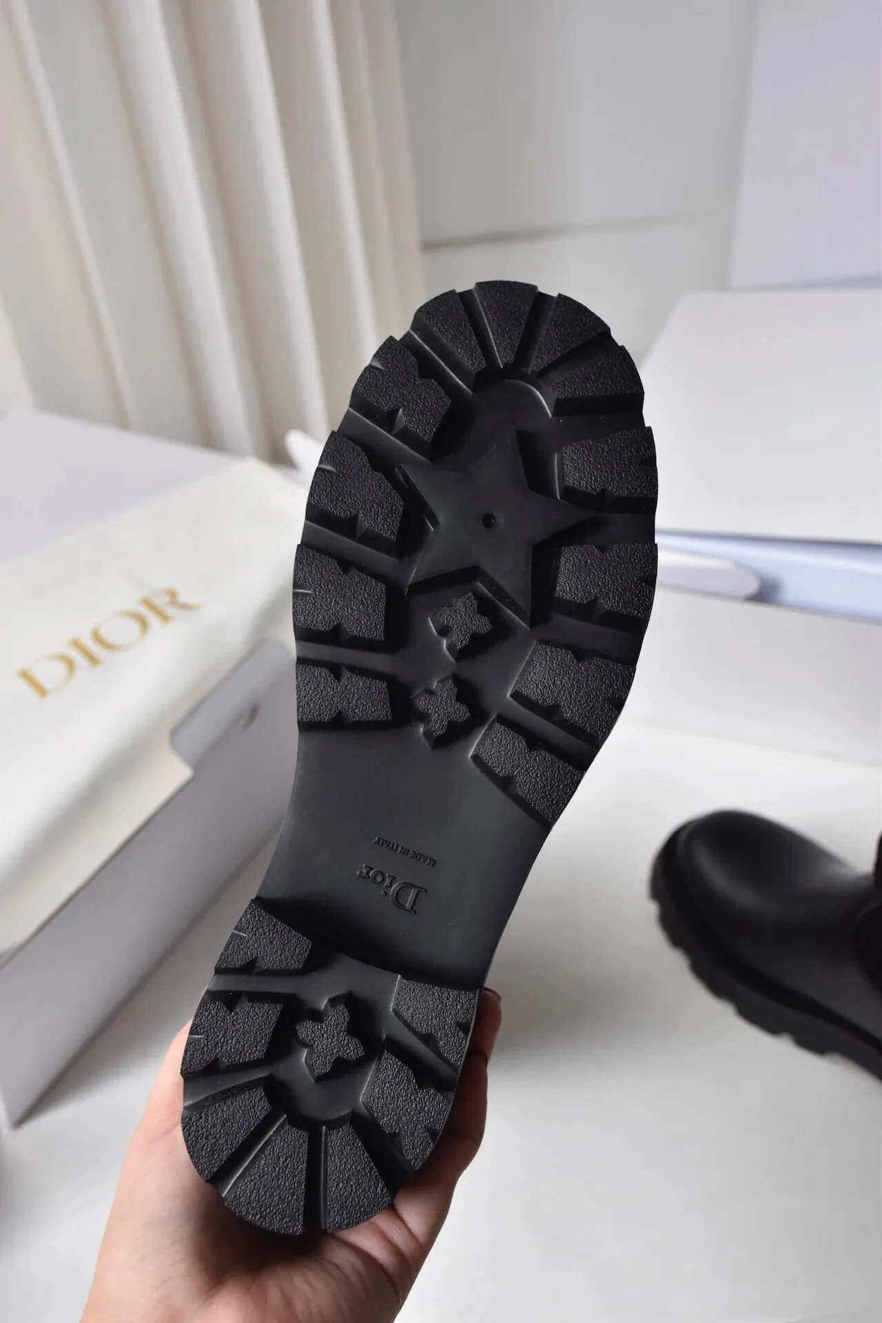 橙子出厂价💰160 Dior 迪奥 弹力袜靴 💫 神仙设计点 ▫️皮革靴头+弹力针织袜筒的碰撞太绝了 靴筒像压力袜一样包裹小腿 却完全不勒肉 皮革部分支撑力超好 走路带风也不变形 ▫️最心机的是袜筒上的白色织带字母 “CHRISTIAN DIOR PARIS”直接点亮全身 ▫️工装风搭扣+5cm隐形厚底 小个子狂喜 视觉增高10cm不说 还自带复古街头感 💡真实体验: • 针织部分弹性超大 肌肉腿友好 • 厚底走路超稳 逛街暴走无压力 • 织带是立体刺绣的 洗了也不掉色 • 重点是真的显腿直!从脚踝到膝盖的包裹绝了 Size:35-40 现货发售!