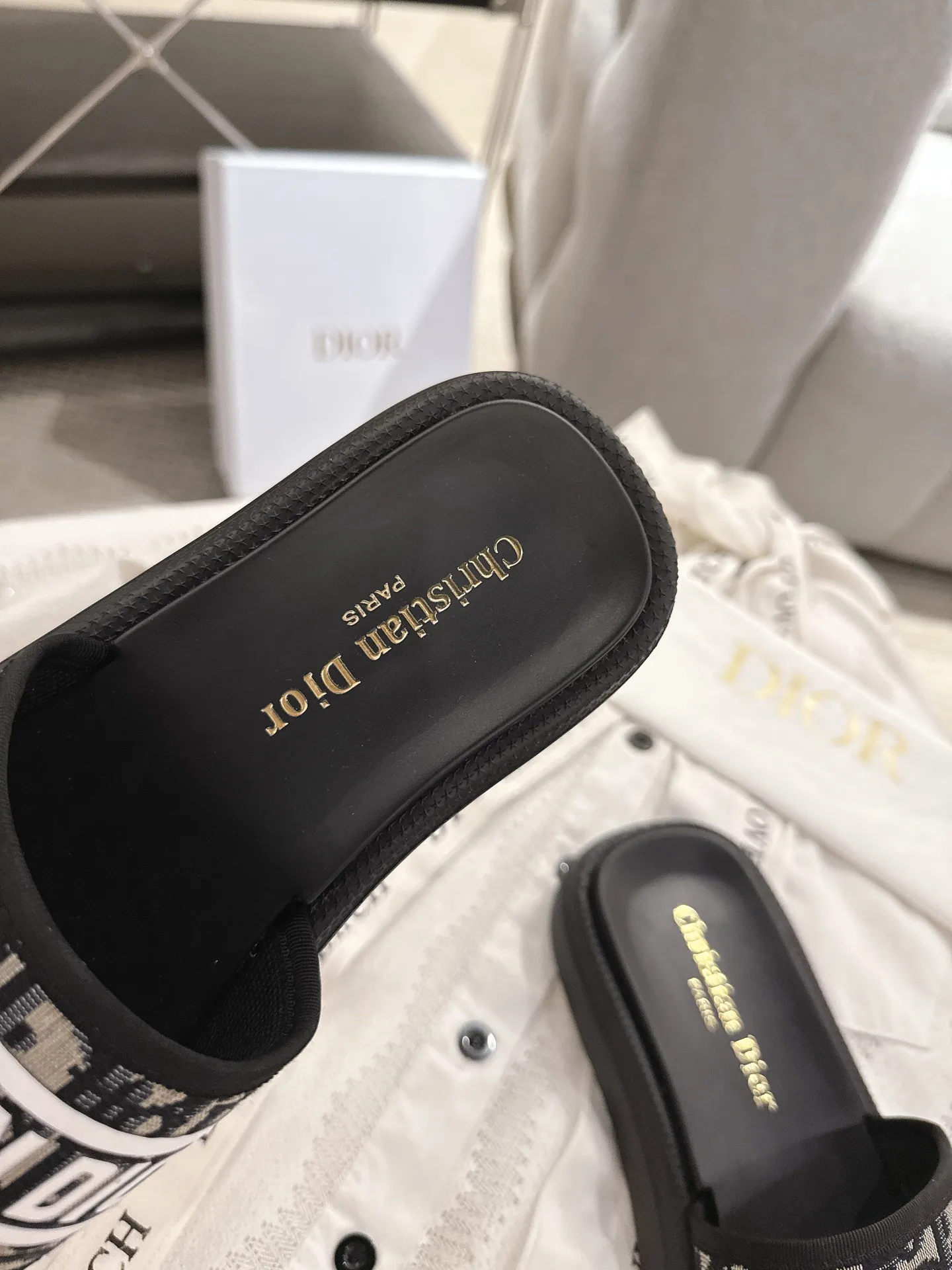 橙子出厂价💰115 迪奥 滴胶 拖鞋25SS春夏新款Dior 3D立体滴胶字母拖鞋 夏日沙滩度假必备单品 极简风格轻便舒适 全套专柜同步礼盒包装 3⃣️色入 鞋底：原版开模抽真空发泡底 超贴合脚感 鞋面：kpu材质立体3D感 size：35&mdash;40