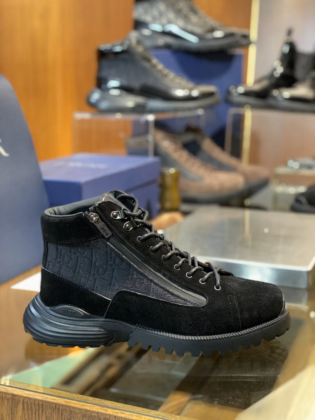 💰410 Dior 迪奥Combat 及踝靴 ♞size:39~45 牛皮和Oblique 印花面料 呈现时尚设计与运动元素相结合的混搭风格。侧面和鞋舌采用同色调 Oblique 印花面料拼接设计。搭配鞋带和科技拉链开合设计,轻盈的混搭风格鞋底突显高订风格的魅力。