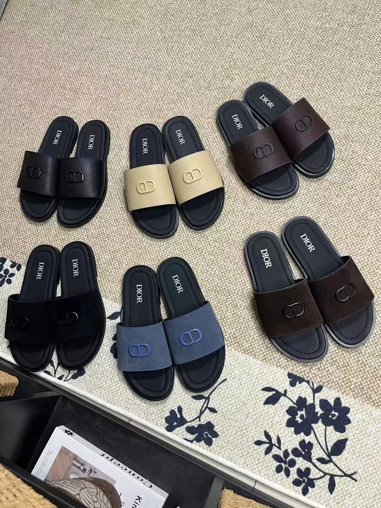 P150元 长期有货Dior Aqua 凉鞋优雅而休闲。交叉带设计,采用迪奥灰 CD Diamond 图案帆布重新诠释,灵感源自 Dior 档案。搭配“DIOR”标志和同色调凹口鞋底,可与短裤或牛仔裤轻松搭配,打造精致造型。 size 38-45