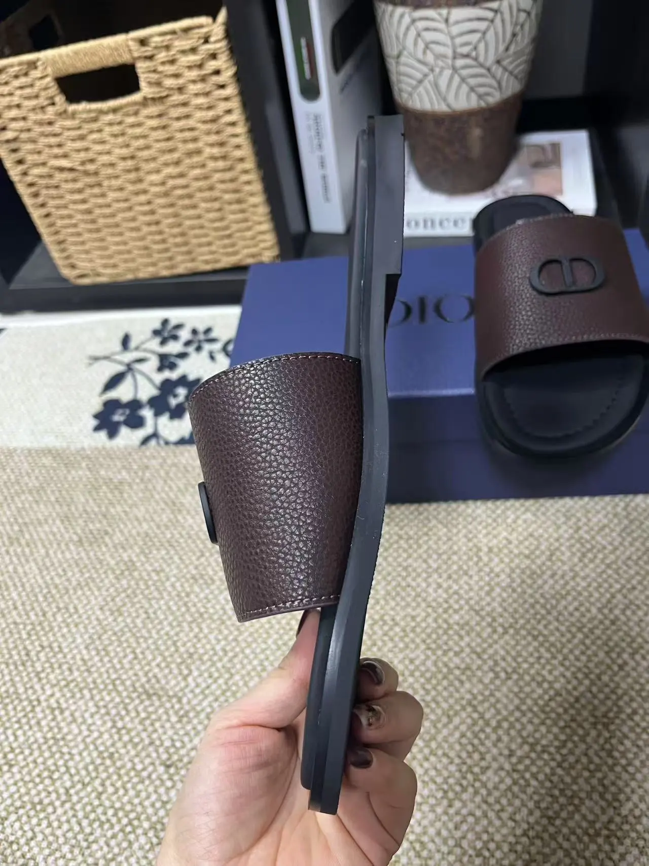 P150元 长期有货Dior Aqua 凉鞋优雅而休闲。交叉带设计,采用迪奥灰 CD Diamond 图案帆布重新诠释,灵感源自 Dior 档案。搭配“DIOR”标志和同色调凹口鞋底,可与短裤或牛仔裤轻松搭配,打造精致造型。 size 38-45