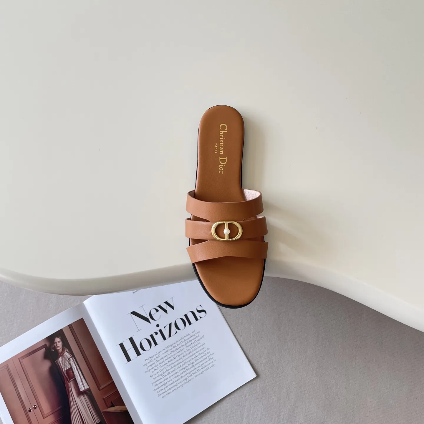 橙子出厂价💰95 DIOR 迪奥 2026顶级专柜 新款限定 官网上新 独家首发 迪奥 DIOR 26P CD扣珍珠平底拖/拖鞋/迪奥/迪奥拖/DIOR 小红书拖鞋新品 早春OOTD 明星同款 网红博主推荐 ➤ 原版开模 代购版本 ➤ 混种超迁皮 ➤ 私模意大利真皮大底 ➤ 全套专柜包装 Size:36-42(42订做)