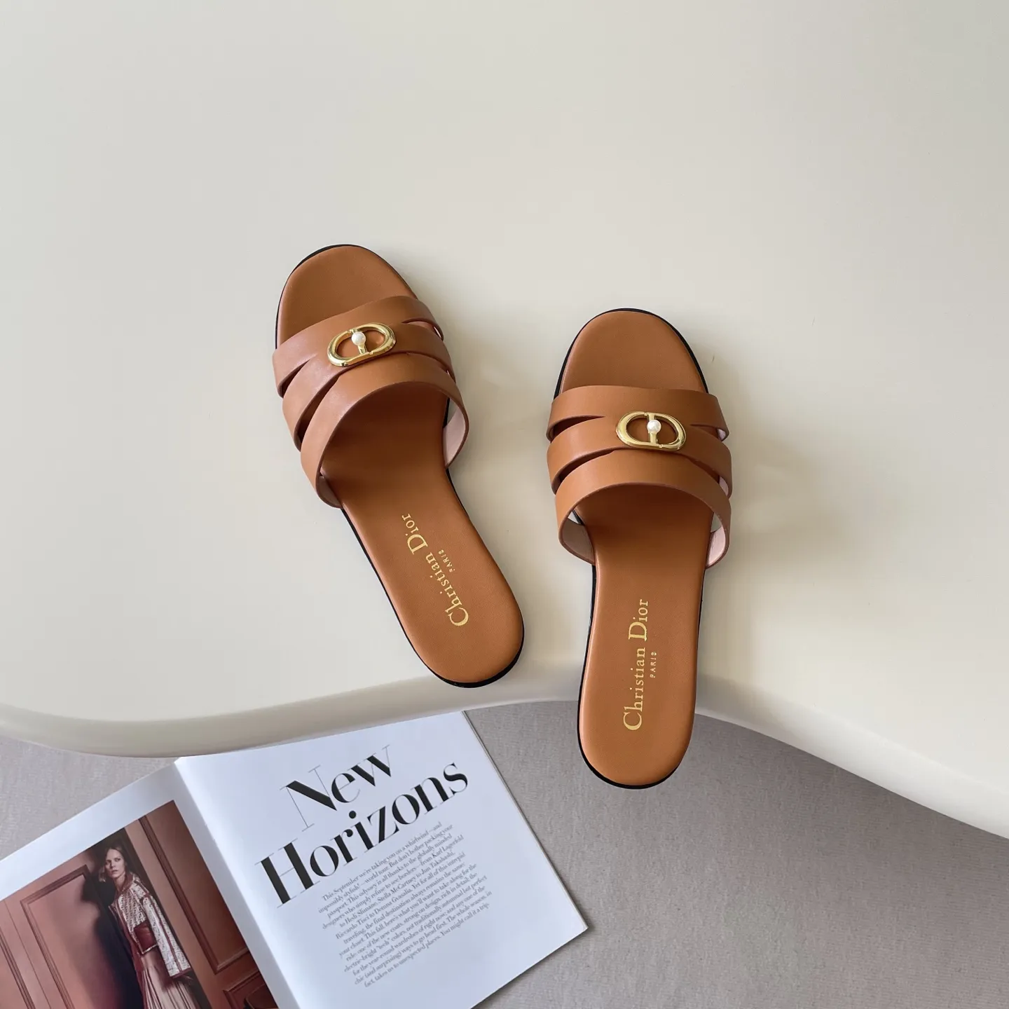 橙子出厂价💰95 DIOR 迪奥 2026顶级专柜 新款限定 官网上新 独家首发 迪奥 DIOR 26P CD扣珍珠平底拖/拖鞋/迪奥/迪奥拖/DIOR 小红书拖鞋新品 早春OOTD 明星同款 网红博主推荐 ➤ 原版开模 代购版本 ➤ 混种超迁皮 ➤ 私模意大利真皮大底 ➤ 全套专柜包装 Size：36-42（42订做）