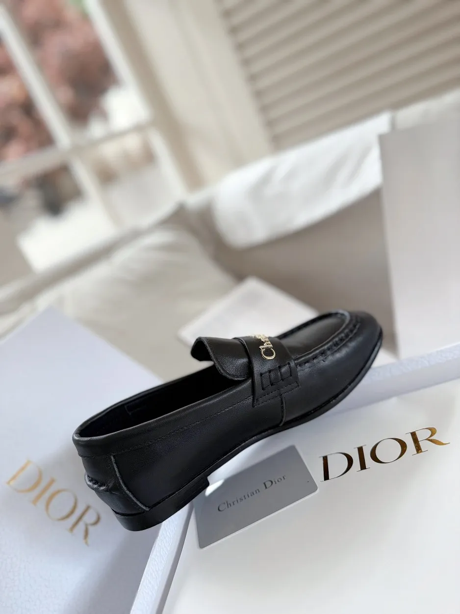厂价💰280 Dior/迪奥25WF字母复古乐福鞋 凭借独特魅力成为永恒经典。 兼具复古韵味与时尚格调的鞋履。 鞋身设计简约而不失格调 流畅线条勾勒出复古轮廓 鞋面字母元素 是品牌辨识度的象征 复古字体设计 宛如镌刻着品牌的时尚密码 低调中彰显奢华 不经意间展现你的独特品味。 搭配方面，这双乐福鞋堪称&ldquo;万能搭子&rdquo;。 搭配简约牛仔裤和白衬衫 日常出街造型 搭配精致的连衣裙 是晚宴场合的吸睛利器， 无论是漫步在街头巷尾 还是穿梭于时尚派对 它都能助你成为众人瞩目的焦点。 面皮采用原版定制皮料 内里垫脚均为牛皮 意大利进口牛皮大底 size：35-40（41定制）