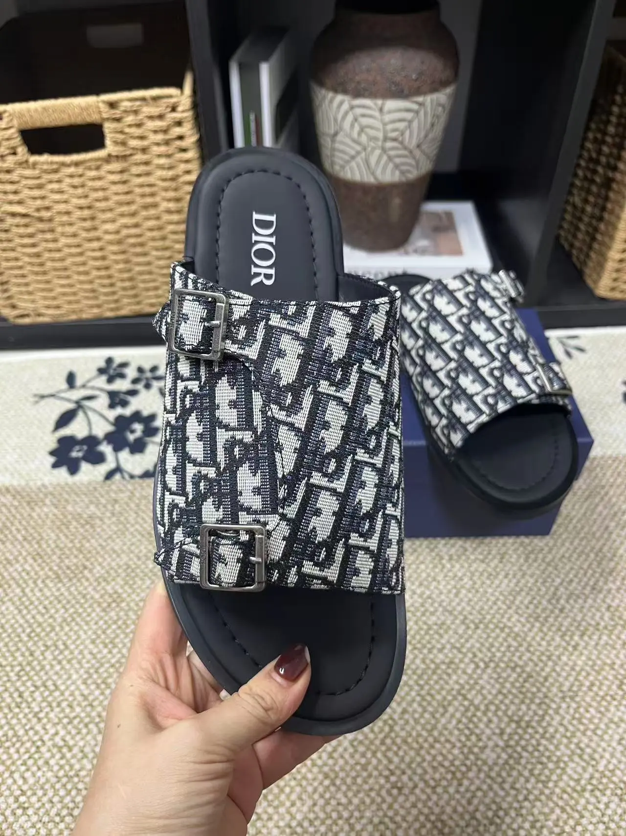 P150元 长期有货Dior Aqua 凉鞋优雅而休闲。交叉带设计,采用迪奥灰 CD Diamond 图案帆布重新诠释,灵感源自 Dior 档案。搭配“DIOR”标志和同色调凹口鞋底,可与短裤或牛仔裤轻松搭配,打造精致造型。 size 38-45