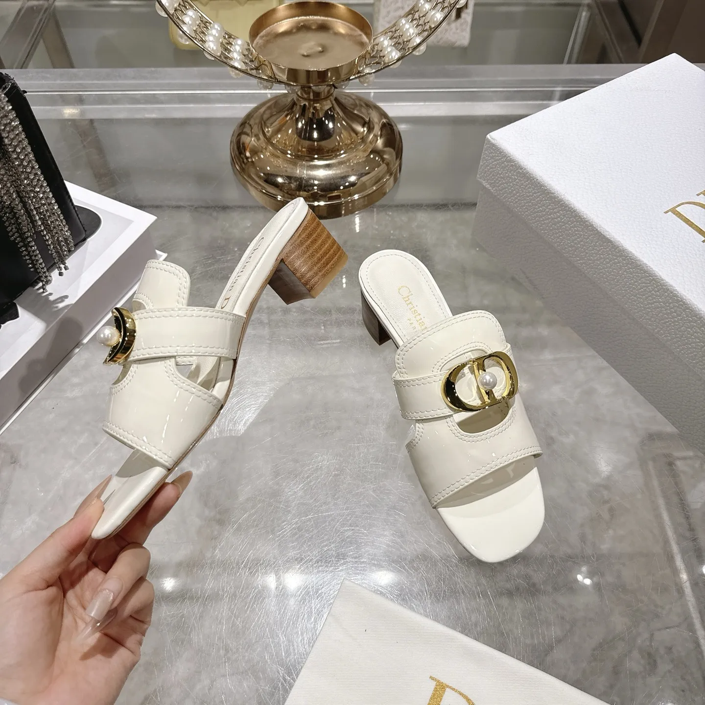 出厂250💰💕迪奥 Dior 2026春夏新款 D-Club果冻色镂空交叉带粗跟珍珠女鞋 CD字母logo五金扣平底圆头露趾凉拖鞋💪意大利真皮大底 跟高:3.5cm size：34-41(34.40.41.定做不退不换）