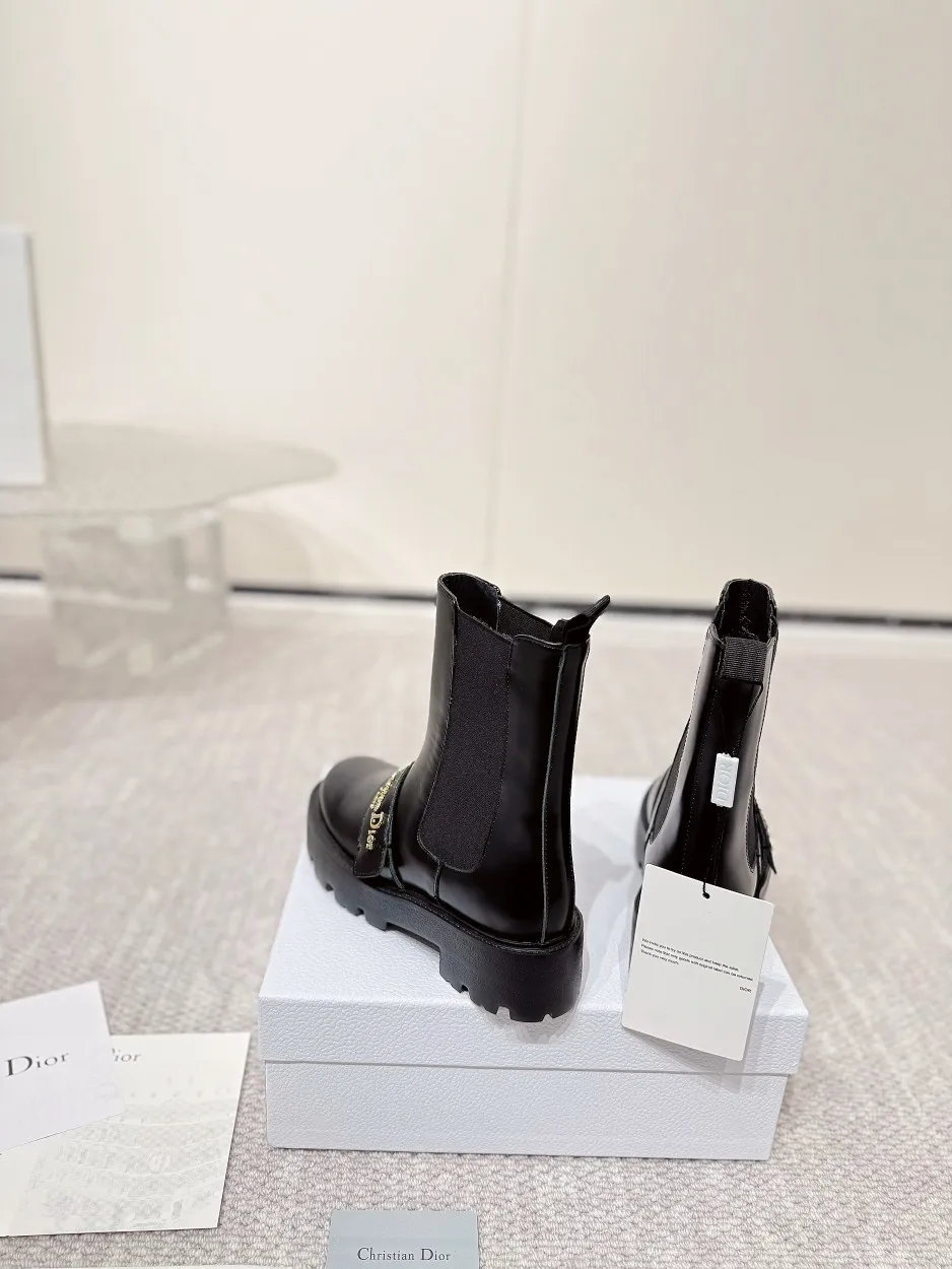 工厂价💰300 DIOR CHRONO 迪奥一脚蹬机车短靴. 高版本24ss年度专柜新品. 原版购入. 原版开发1:1做货.. 鞋面耀眼百搭汤金CD logo别出心栽..两侧弹拉橡巾更是适合上脚穿着方便..上脚显高显瘦显奢华. 外出任意搭配. 更是冷冬流行上脚穿搭主流趋势. 材质.开边珠皮面.小牛皮面. 内里垫脚全牛皮. 原版开模大底.. 细节满满…品质完全与专柜一致.配置专柜原版包装. SIZE:35-40(41可订做)