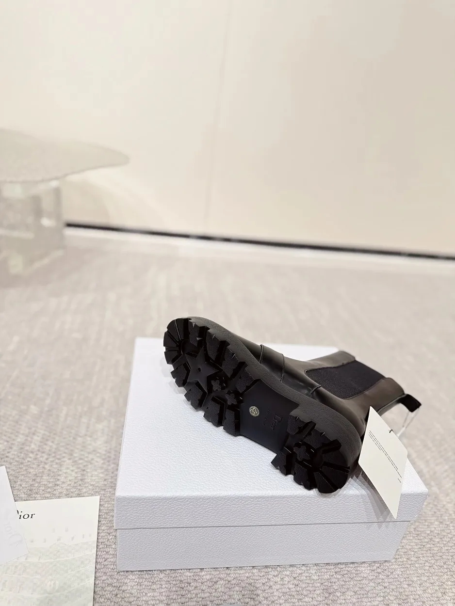 工厂价💰300 DIOR CHRONO 迪奥一脚蹬机车短靴. 高版本24ss年度专柜新品. 原版购入. 原版开发1:1做货.. 鞋面耀眼百搭汤金CD logo别出心栽..两侧弹拉橡巾更是适合上脚穿着方便..上脚显高显瘦显奢华. 外出任意搭配. 更是冷冬流行上脚穿搭主流趋势. 材质.开边珠皮面.小牛皮面. 内里垫脚全牛皮. 原版开模大底.. 细节满满…品质完全与专柜一致.配置专柜原版包装. SIZE:35-40(41可订做)