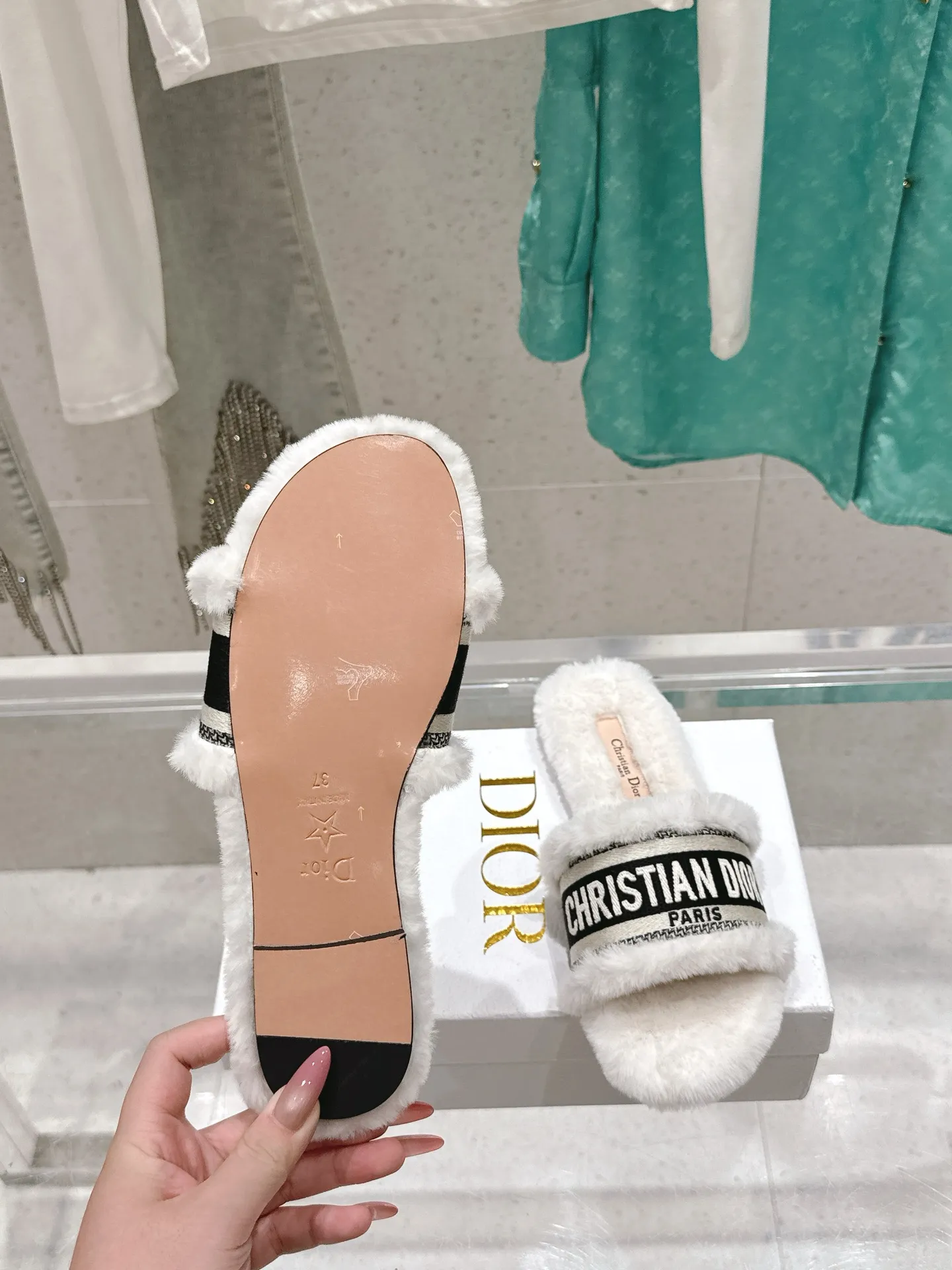 橙子出厂价💰95 迪奥/毛拖 Dior 2025秋冬新款 字母logo立体刺绣方头露趾毛居家拖鞋 鞋面原版一致水洗牛皮电绣高温水溶棉质科技面料 鞋面：水洗牛皮电绣 内里：进口兔毛毛内里 大底：意大利真皮大底 SIZE：size：34-42