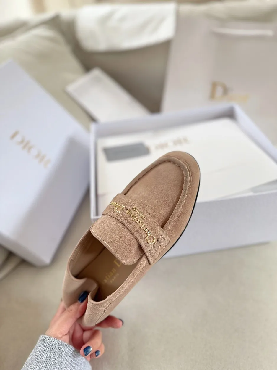 厂价💰280 Dior/迪奥25WF字母复古乐福鞋 凭借独特魅力成为永恒经典。 兼具复古韵味与时尚格调的鞋履。 鞋身设计简约而不失格调 流畅线条勾勒出复古轮廓 鞋面字母元素 是品牌辨识度的象征 复古字体设计 宛如镌刻着品牌的时尚密码 低调中彰显奢华 不经意间展现你的独特品味。 搭配方面,这双乐福鞋堪称“万能搭子”。 搭配简约牛仔裤和白衬衫 日常出街造型 搭配精致的连衣裙 是晚宴场合的吸睛利器, 无论是漫步在街头巷尾 还是穿梭于时尚派对 它都能助你成为众人瞩目的焦点。 面皮采用原版定制皮料 内里垫脚均为牛皮 意大利进口牛皮大底 size:35-40(41定制)