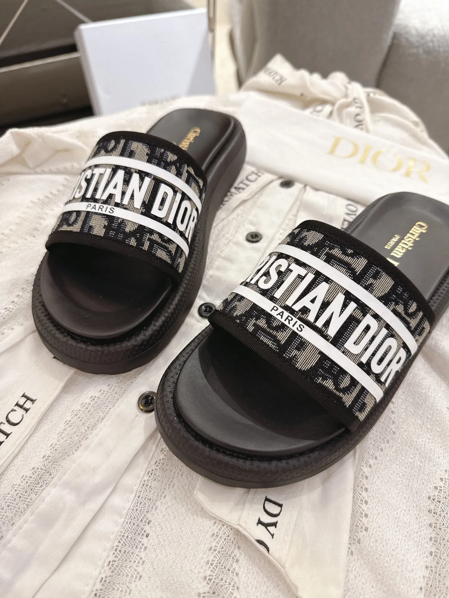 橙子出厂价💰115 迪奥 滴胶 拖鞋25SS春夏新款Dior 3D立体滴胶字母拖鞋 夏日沙滩度假必备单品 极简风格轻便舒适 全套专柜同步礼盒包装 3⃣️色入 鞋底：原版开模抽真空发泡底 超贴合脚感 鞋面：kpu材质立体3D感 size：35&mdash;40