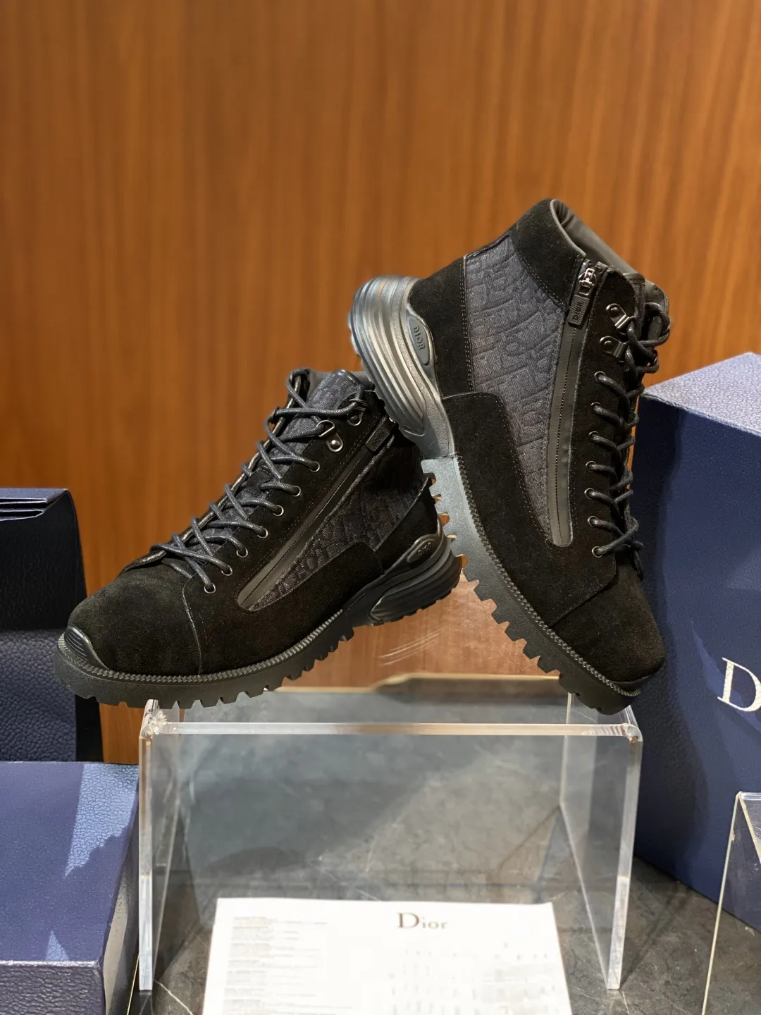 💰410 Dior 迪奥Combat 及踝靴 ♞size:39~45 牛皮和Oblique 印花面料 呈现时尚设计与运动元素相结合的混搭风格。侧面和鞋舌采用同色调 Oblique 印花面料拼接设计。搭配鞋带和科技拉链开合设计,轻盈的混搭风格鞋底突显高订风格的魅力。