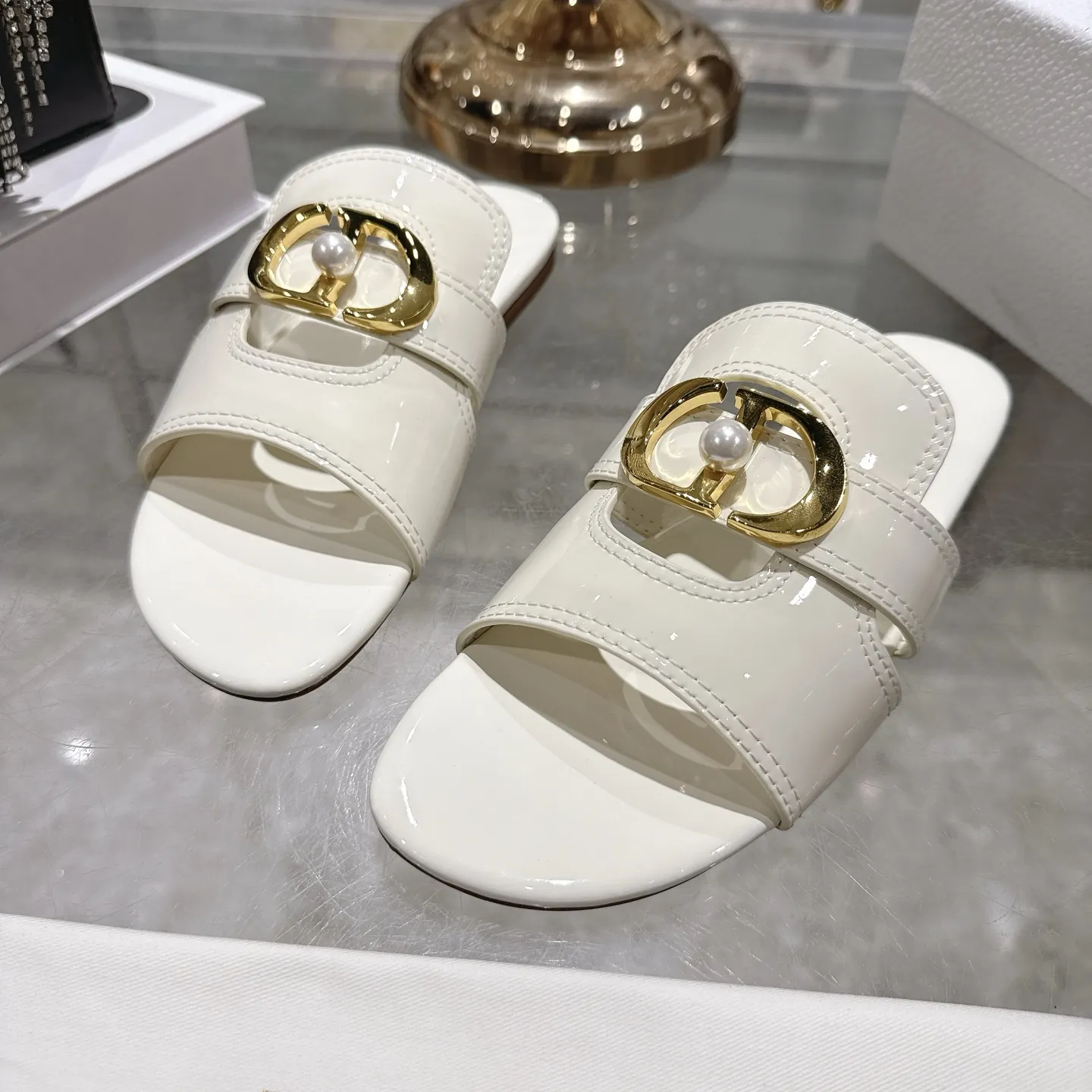 出厂230💰💕迪奥 Dior 2026春夏新款 D-Club果冻色镂空交叉带粗跟珍珠女鞋 CD字母logo五金扣平底圆头露趾凉拖鞋💪意大利真皮大底 size:34-41(34.40.41.定做不退不换)