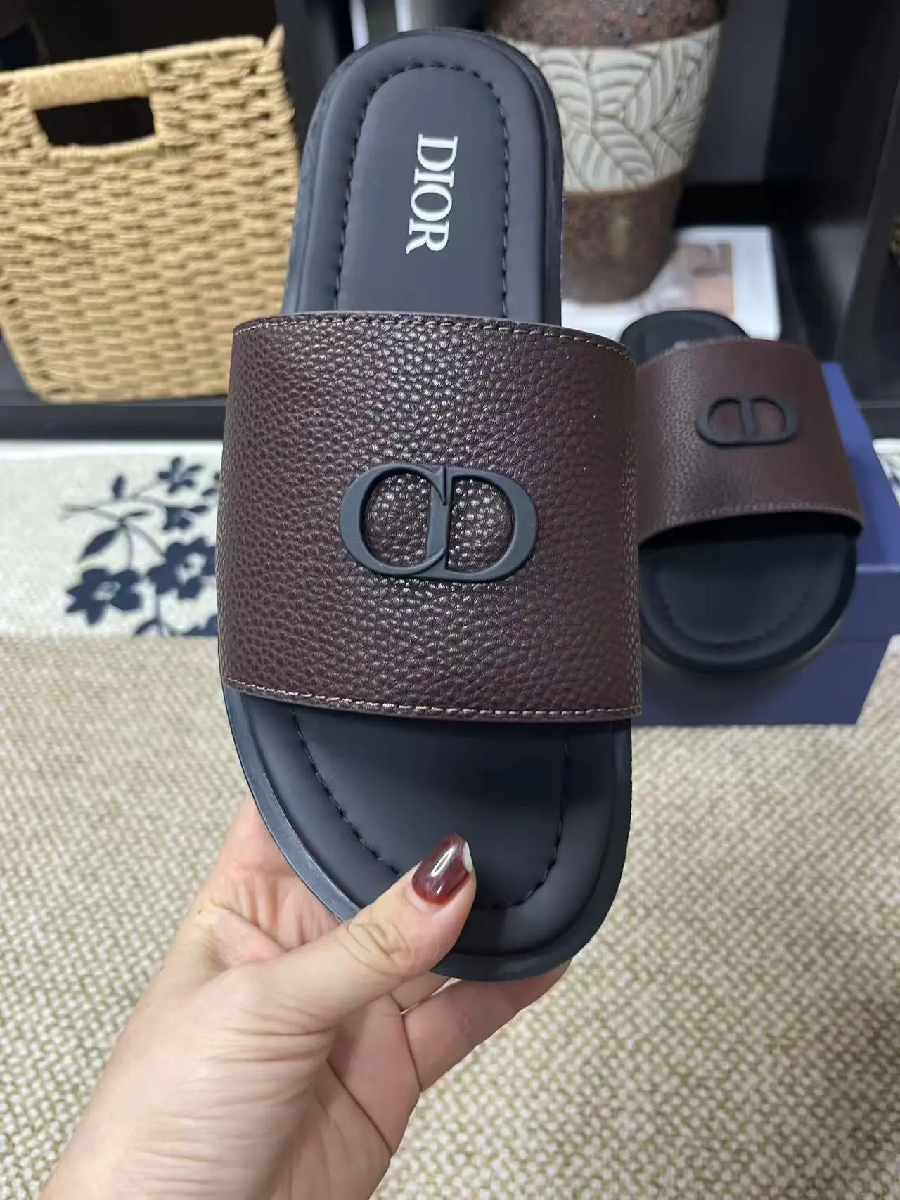 P150元 长期有货Dior Aqua 凉鞋优雅而休闲。交叉带设计，采用迪奥灰 CD Diamond 图案帆布重新诠释，灵感源自 Dior 档案。搭配&ldquo;DIOR&rdquo;标志和同色调凹口鞋底，可与短裤或牛仔裤轻松搭配，打造精致造型。 size 38-45