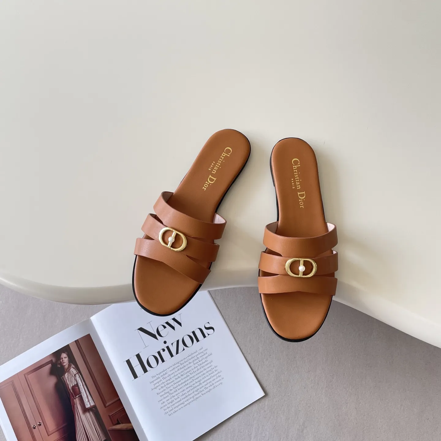 橙子出厂价💰95 DIOR 迪奥 2026顶级专柜 新款限定 官网上新 独家首发 迪奥 DIOR 26P CD扣珍珠平底拖/拖鞋/迪奥/迪奥拖/DIOR 小红书拖鞋新品 早春OOTD 明星同款 网红博主推荐 ➤ 原版开模 代购版本 ➤ 混种超迁皮 ➤ 私模意大利真皮大底 ➤ 全套专柜包装 Size：36-42（42订做）