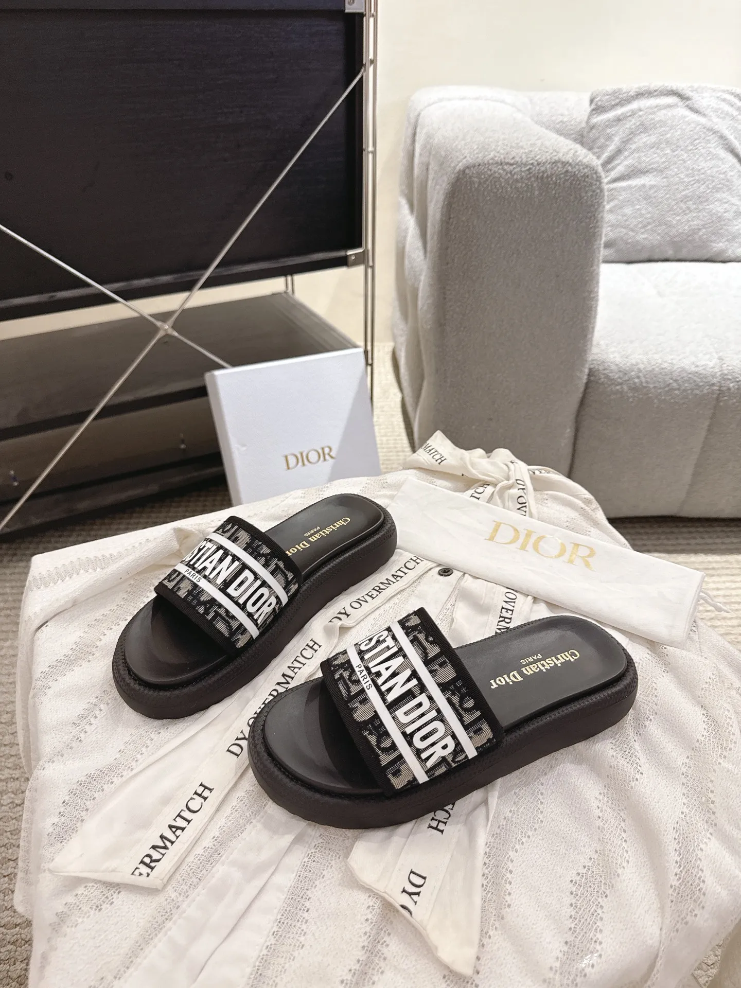 橙子出厂价💰115 迪奥 滴胶 拖鞋25SS春夏新款Dior 3D立体滴胶字母拖鞋 夏日沙滩度假必备单品 极简风格轻便舒适 全套专柜同步礼盒包装 3⃣️色入 鞋底:原版开模抽真空发泡底 超贴合脚感 鞋面:kpu材质立体3D感 size:35—40