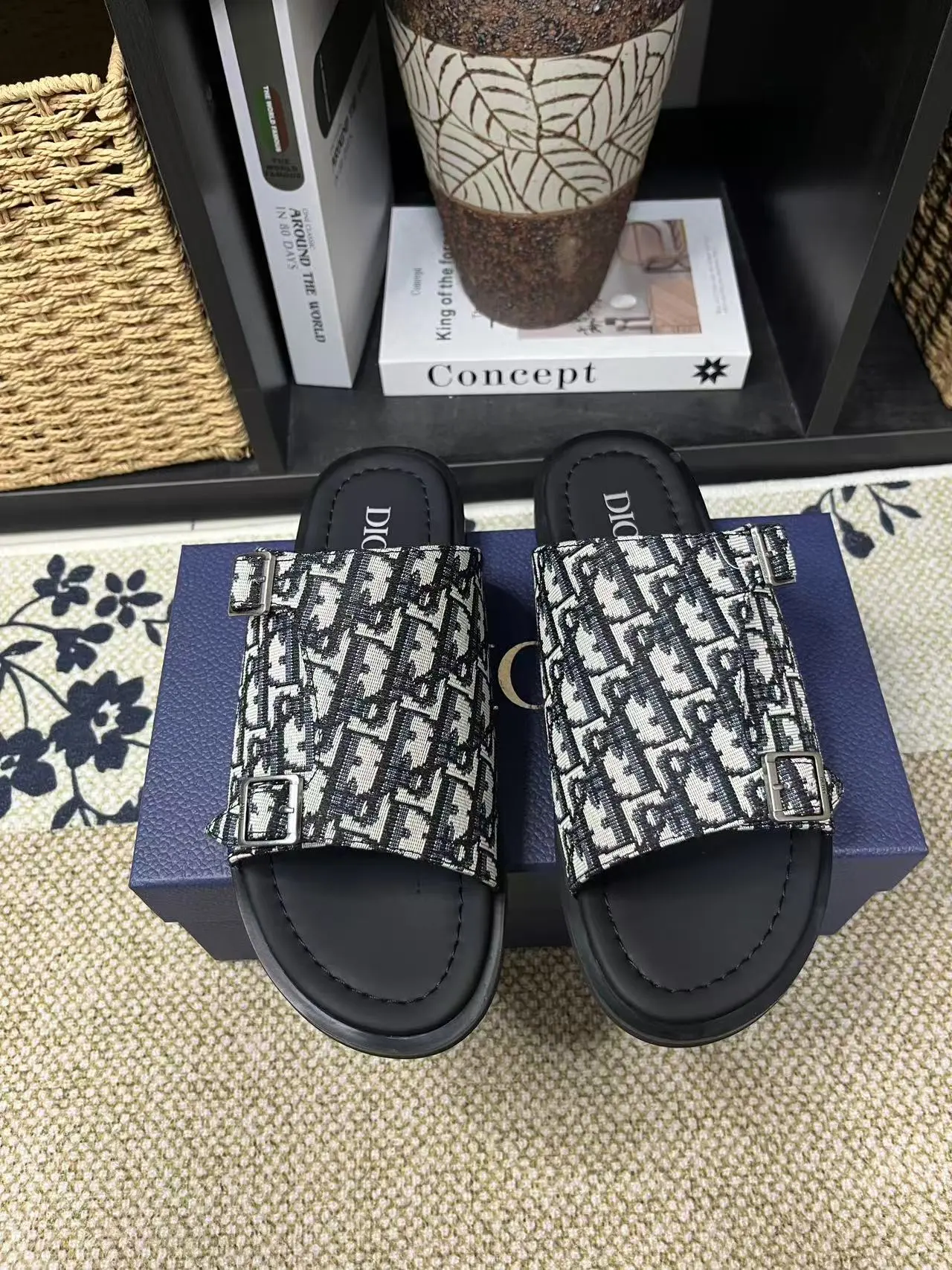 P150元 长期有货Dior Aqua 凉鞋优雅而休闲。交叉带设计，采用迪奥灰 CD Diamond 图案帆布重新诠释，灵感源自 Dior 档案。搭配&ldquo;DIOR&rdquo;标志和同色调凹口鞋底，可与短裤或牛仔裤轻松搭配，打造精致造型。 size 38-45