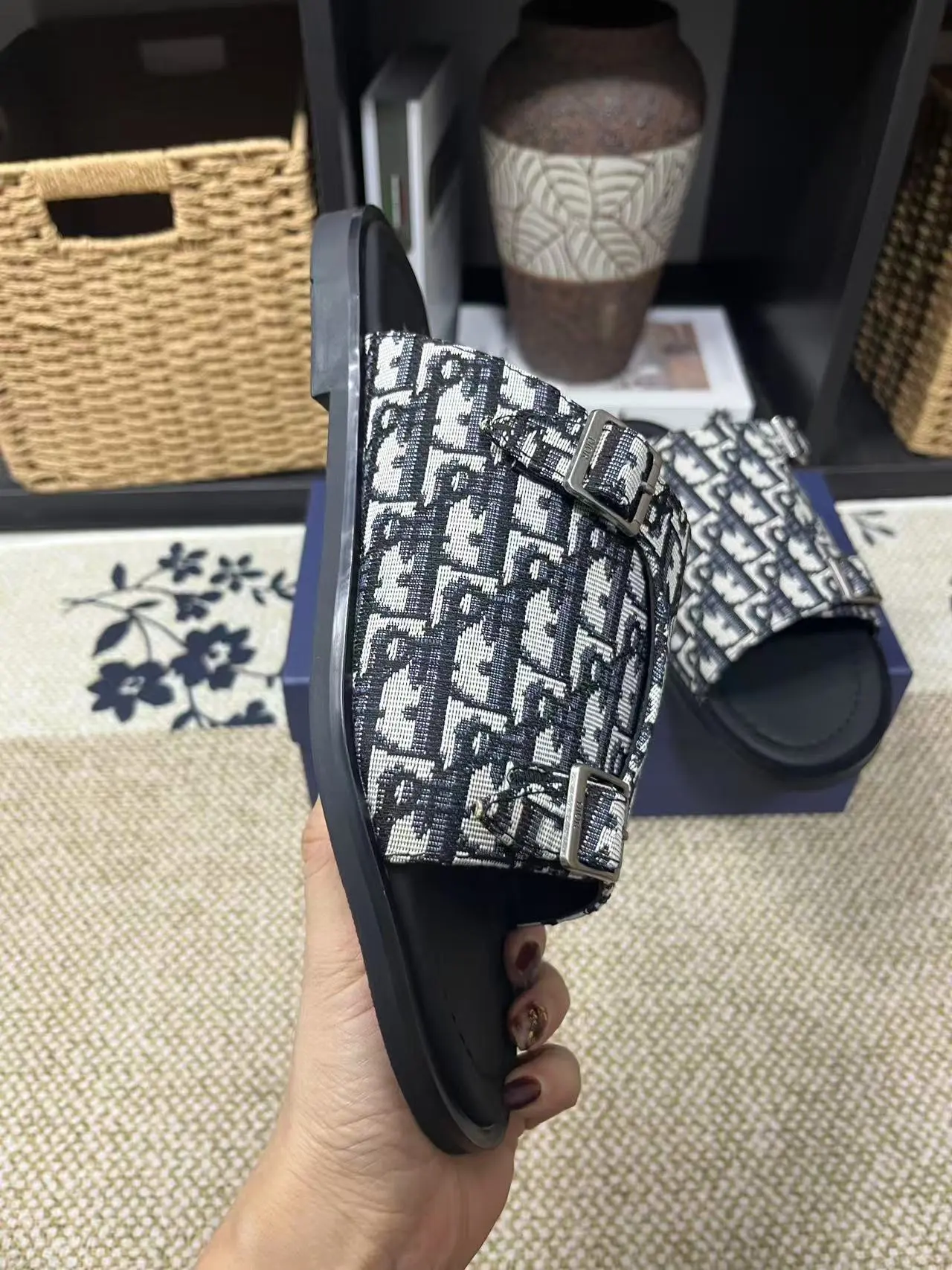 P150元 长期有货Dior Aqua 凉鞋优雅而休闲。交叉带设计,采用迪奥灰 CD Diamond 图案帆布重新诠释,灵感源自 Dior 档案。搭配“DIOR”标志和同色调凹口鞋底,可与短裤或牛仔裤轻松搭配,打造精致造型。 size 38-45