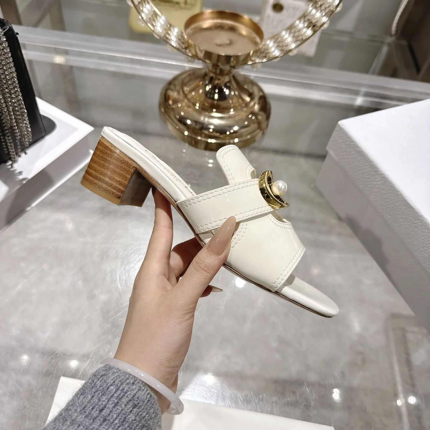 出厂250💰💕迪奥 Dior 2026春夏新款 D-Club果冻色镂空交叉带粗跟珍珠女鞋 CD字母logo五金扣平底圆头露趾凉拖鞋💪意大利真皮大底 跟高:3.5cm size:34-41(34.40.41.定做不退不换)