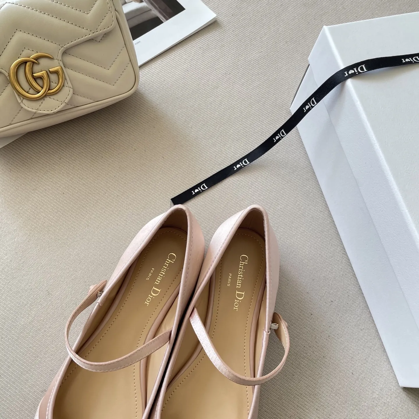 橙子出厂价💰110 DIOR 迪奥 2026顶级专柜 早春新款 官网上新 独家首发 迪奥 DIOR PUNK 26P 芭蕾舞鞋/平底玛丽珍/玛丽珍/芭蕾舞鞋/DIOR PUNK 穿搭/DIOR 小红书新品 早春OOTD DIOR PUNK 千金穿搭 ➤ 原版开模 代购版本 ➤ 混种环保绸缎鞋面 ➤ 私模意大利真皮大底 ➤ 全套专柜包装 Size:35-41