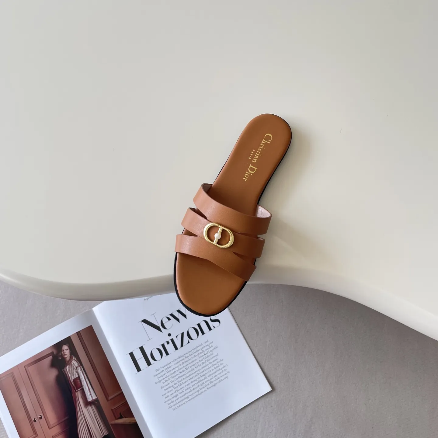 橙子出厂价💰95 DIOR 迪奥 2026顶级专柜 新款限定 官网上新 独家首发 迪奥 DIOR 26P CD扣珍珠平底拖/拖鞋/迪奥/迪奥拖/DIOR 小红书拖鞋新品 早春OOTD 明星同款 网红博主推荐 ➤ 原版开模 代购版本 ➤ 混种超迁皮 ➤ 私模意大利真皮大底 ➤ 全套专柜包装 Size:36-42(42订做)