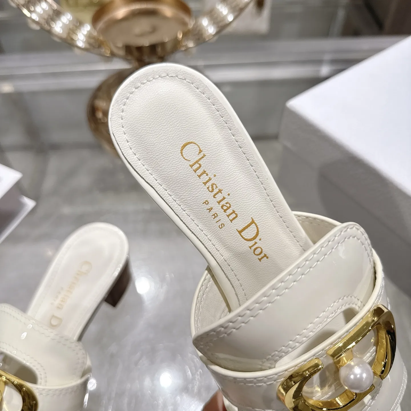 出厂250💰💕迪奥 Dior 2026春夏新款 D-Club果冻色镂空交叉带粗跟珍珠女鞋 CD字母logo五金扣平底圆头露趾凉拖鞋💪意大利真皮大底 跟高:3.5cm size：34-41(34.40.41.定做不退不换）