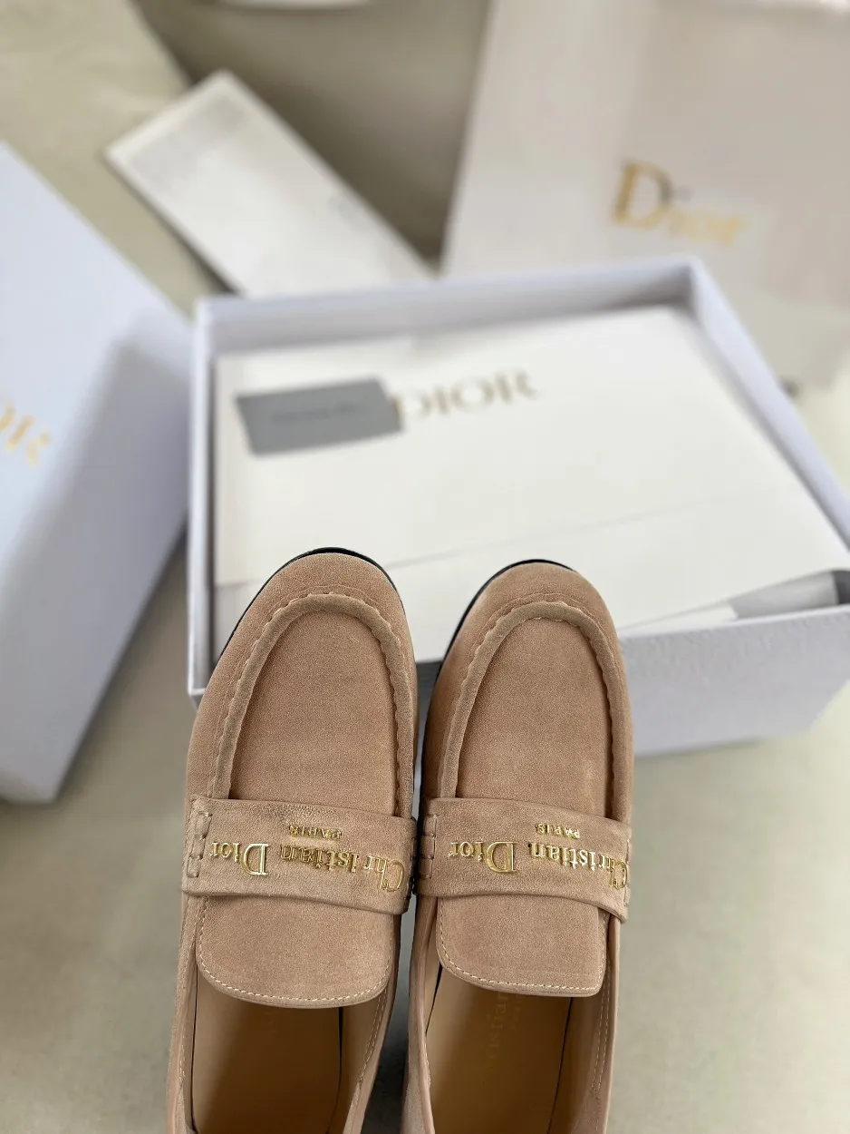 厂价💰280 Dior/迪奥25WF字母复古乐福鞋 凭借独特魅力成为永恒经典。 兼具复古韵味与时尚格调的鞋履。 鞋身设计简约而不失格调 流畅线条勾勒出复古轮廓 鞋面字母元素 是品牌辨识度的象征 复古字体设计 宛如镌刻着品牌的时尚密码 低调中彰显奢华 不经意间展现你的独特品味。 搭配方面,这双乐福鞋堪称“万能搭子”。 搭配简约牛仔裤和白衬衫 日常出街造型 搭配精致的连衣裙 是晚宴场合的吸睛利器, 无论是漫步在街头巷尾 还是穿梭于时尚派对 它都能助你成为众人瞩目的焦点。 面皮采用原版定制皮料 内里垫脚均为牛皮 意大利进口牛皮大底 size:35-40(41定制)
