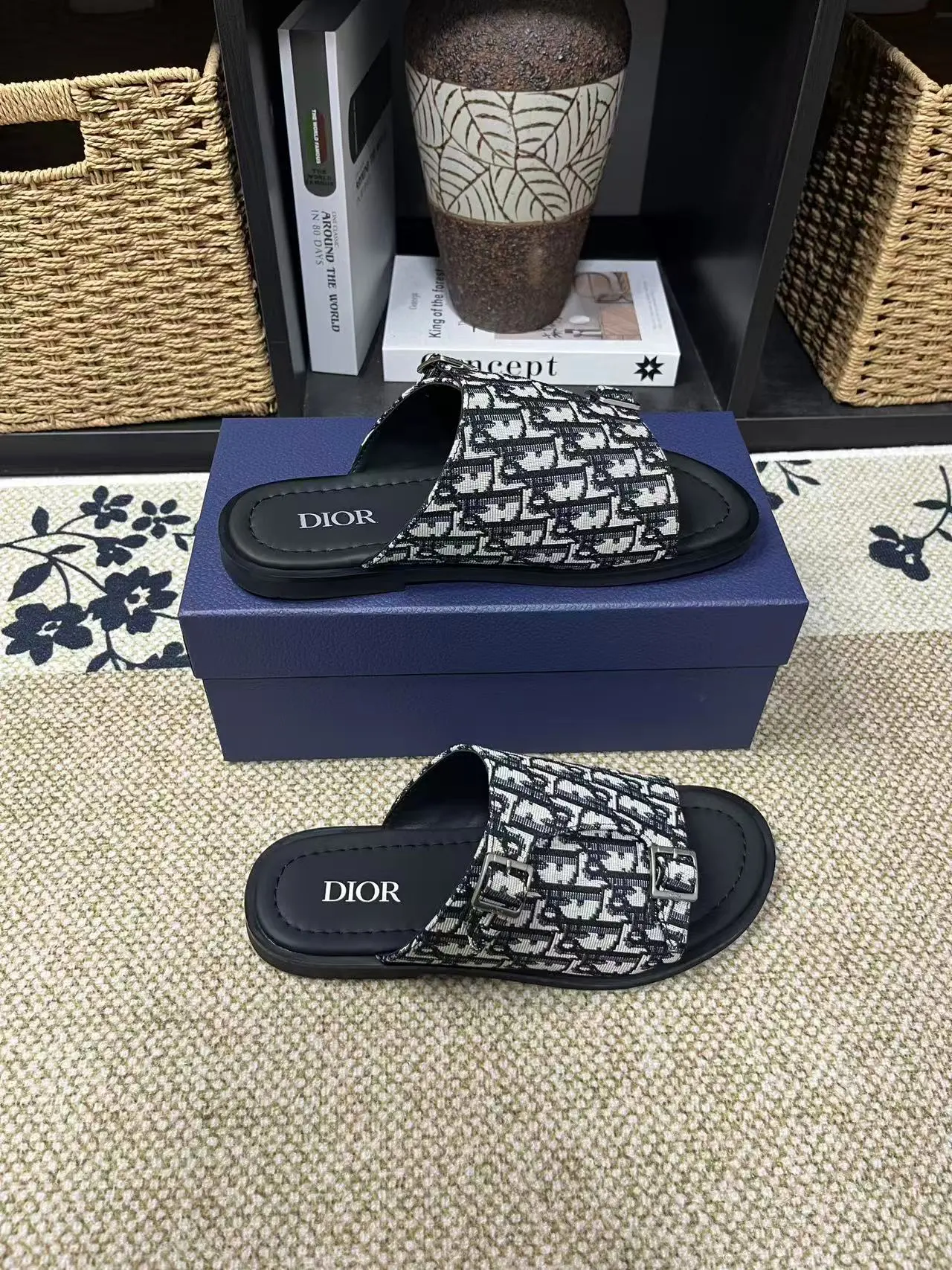 P150元 长期有货Dior Aqua 凉鞋优雅而休闲。交叉带设计,采用迪奥灰 CD Diamond 图案帆布重新诠释,灵感源自 Dior 档案。搭配“DIOR”标志和同色调凹口鞋底,可与短裤或牛仔裤轻松搭配,打造精致造型。 size 38-45