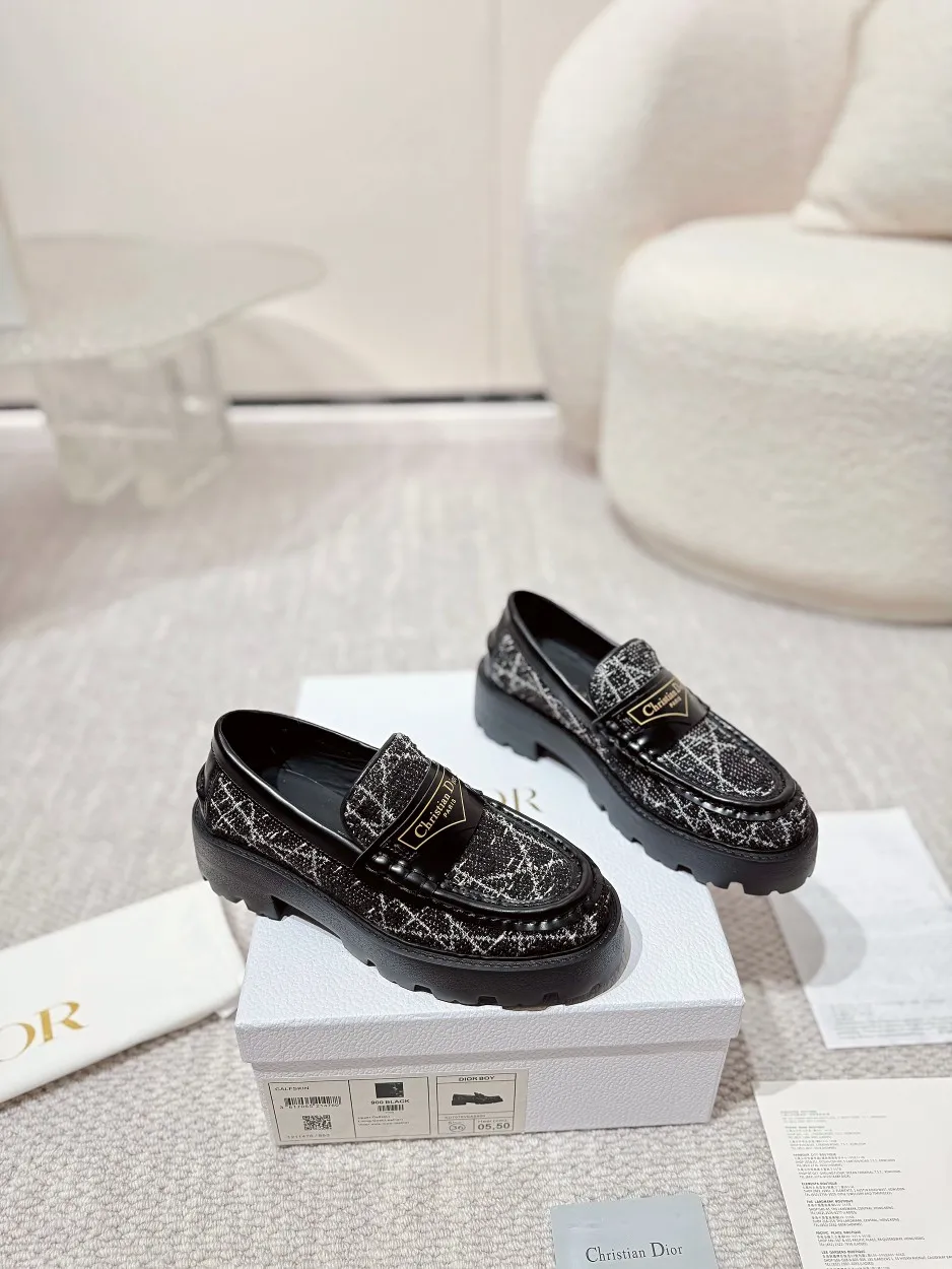 工厂价💰280 明星金智秀同款. DIOR CHRONO 迪奥. D家高版本24ss年度专柜新品. 秋冬新款乐福鞋~顶级品质. 购入原版,精心打造、只为复刻原版一致、版型超正. 各大明星网红纷纷种草的一款美鞋、顶版搭配单品里就是毫不费力的时髦穿搭. 上脚气质 随性 通勤上班族 时髦街头.约会随意休闲. 正面饰以金色Christian Dior PARIS标志. 再融入 Dior 非凡的精湛工艺. 重新诠释经典设计.细节满满…品质完全与专柜一致. 材质-进口开边珠牛皮搭配品牌最新专属花纹布料. 内里垫脚全牛皮. 原版开模大底. 配置专柜原版包装. SIZE:35-40(41可订做)