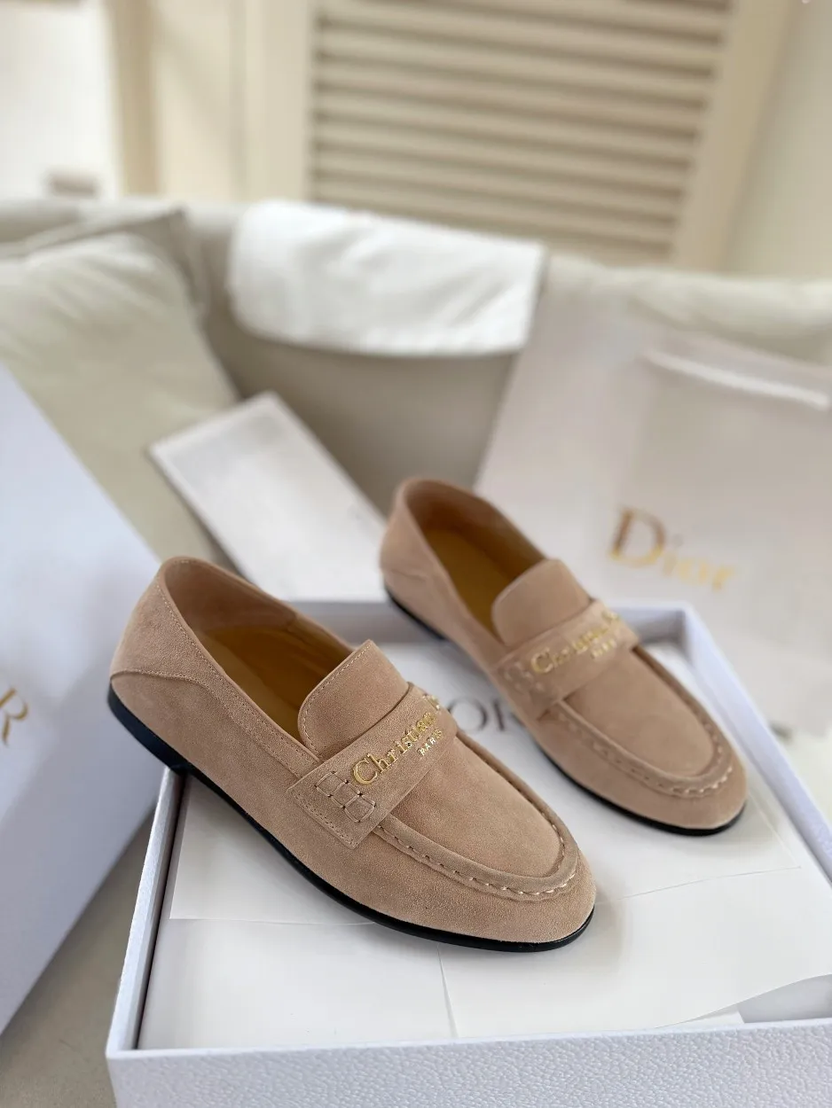 厂价💰280 Dior/迪奥25WF字母复古乐福鞋 凭借独特魅力成为永恒经典。 兼具复古韵味与时尚格调的鞋履。 鞋身设计简约而不失格调 流畅线条勾勒出复古轮廓 鞋面字母元素 是品牌辨识度的象征 复古字体设计 宛如镌刻着品牌的时尚密码 低调中彰显奢华 不经意间展现你的独特品味。 搭配方面，这双乐福鞋堪称&ldquo;万能搭子&rdquo;。 搭配简约牛仔裤和白衬衫 日常出街造型 搭配精致的连衣裙 是晚宴场合的吸睛利器， 无论是漫步在街头巷尾 还是穿梭于时尚派对 它都能助你成为众人瞩目的焦点。 面皮采用原版定制皮料 内里垫脚均为牛皮 意大利进口牛皮大底 size：35-40（41定制）