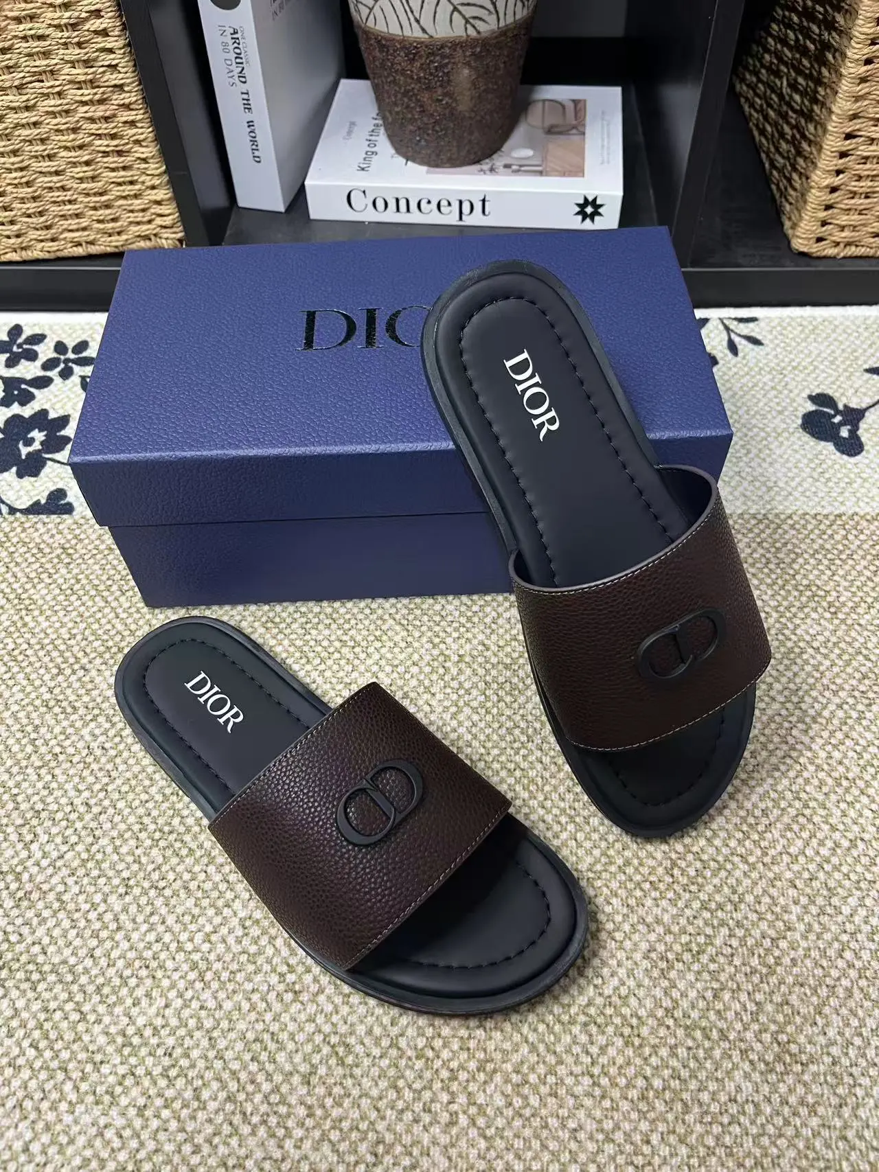 P150元 长期有货Dior Aqua 凉鞋优雅而休闲。交叉带设计,采用迪奥灰 CD Diamond 图案帆布重新诠释,灵感源自 Dior 档案。搭配“DIOR”标志和同色调凹口鞋底,可与短裤或牛仔裤轻松搭配,打造精致造型。 size 38-45