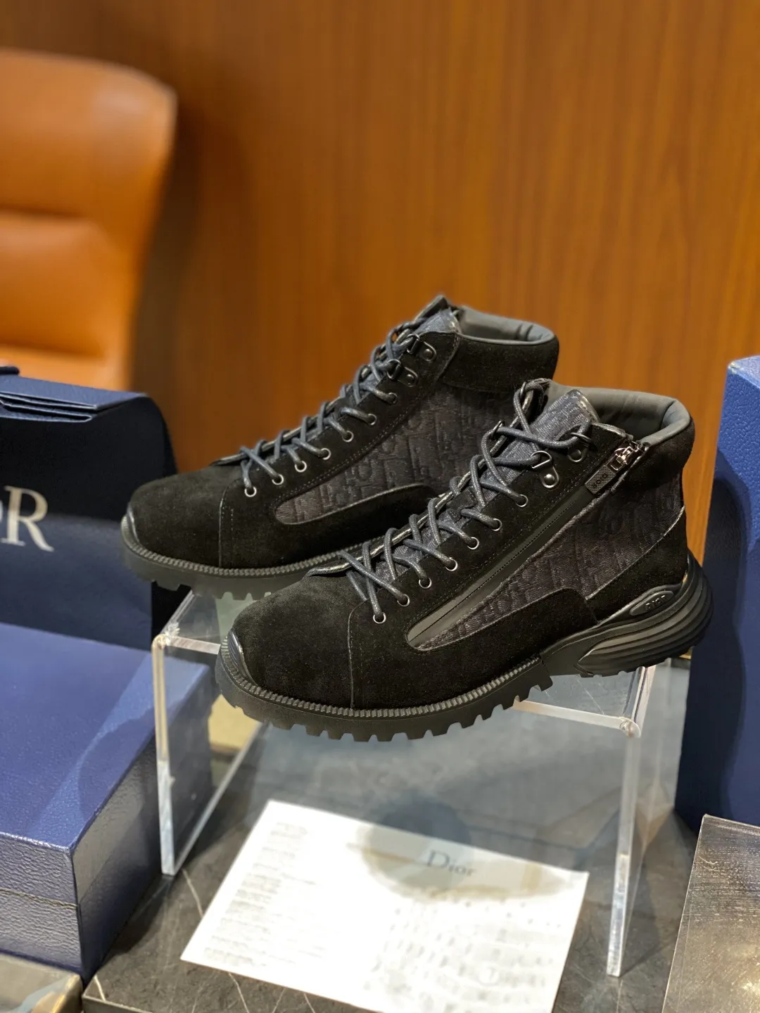 💰410 Dior 迪奥Combat 及踝靴 ♞size:39~45 牛皮和Oblique 印花面料 呈现时尚设计与运动元素相结合的混搭风格。侧面和鞋舌采用同色调 Oblique 印花面料拼接设计。搭配鞋带和科技拉链开合设计,轻盈的混搭风格鞋底突显高订风格的魅力。