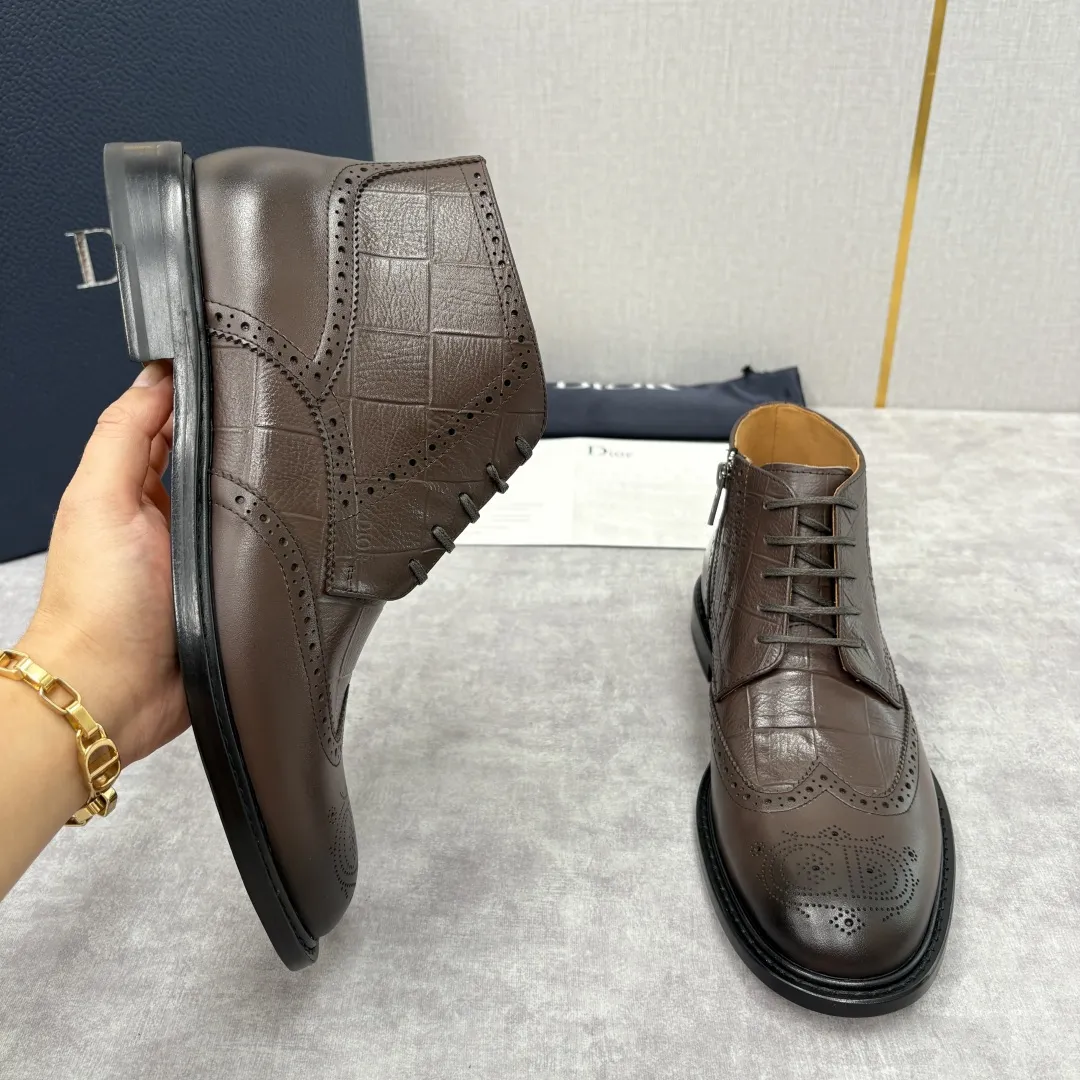 CD家新品 Dior 迪-奥 男士布洛克短靴 中帮皮靴 法式奢华与英伦雅痞的跨界杰作 高定基因邂逅布洛克雕花的复古风情,这系列男士短靴便成为了时尚界“雅痞绅士”的风格符号。选用顶级小牛皮/开边珠亮皮,部分鞋款采用鳄鱼纹压花工艺,光泽度饱满且富有层次 。经典布洛克雕花工艺贯穿鞋身,精致的冲孔与纹路如艺术品般细腻,是英伦复古风的标志性表达;侧边拉链设计暗藏巧思,既保证了穿脱的便捷性,又让鞋面线条保持简洁流畅;内里采用亲肤性极佳的小牛皮质衬里,行走时的舒适感拉满。采用意大利真皮大底复合橡胶底片。 短靴廓形利落干练,贴合脚踝的剪裁既保留了靴子的飒爽型格,又能完美适配西裤、牛仔裤等多种穿搭,打造“一鞋多搭”的时尚可能性。配原包装发售!!! 标准皮鞋码数:39-44 (38.4546定做) 💰570¥