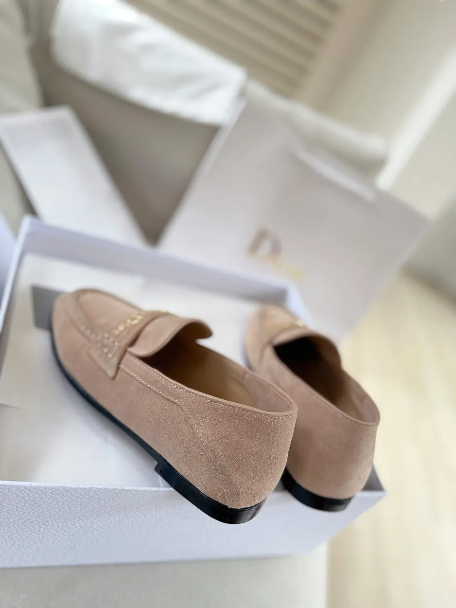 厂价💰280 Dior/迪奥25WF字母复古乐福鞋 凭借独特魅力成为永恒经典。 兼具复古韵味与时尚格调的鞋履。 鞋身设计简约而不失格调 流畅线条勾勒出复古轮廓 鞋面字母元素 是品牌辨识度的象征 复古字体设计 宛如镌刻着品牌的时尚密码 低调中彰显奢华 不经意间展现你的独特品味。 搭配方面,这双乐福鞋堪称“万能搭子”。 搭配简约牛仔裤和白衬衫 日常出街造型 搭配精致的连衣裙 是晚宴场合的吸睛利器, 无论是漫步在街头巷尾 还是穿梭于时尚派对 它都能助你成为众人瞩目的焦点。 面皮采用原版定制皮料 内里垫脚均为牛皮 意大利进口牛皮大底 size:35-40(41定制)