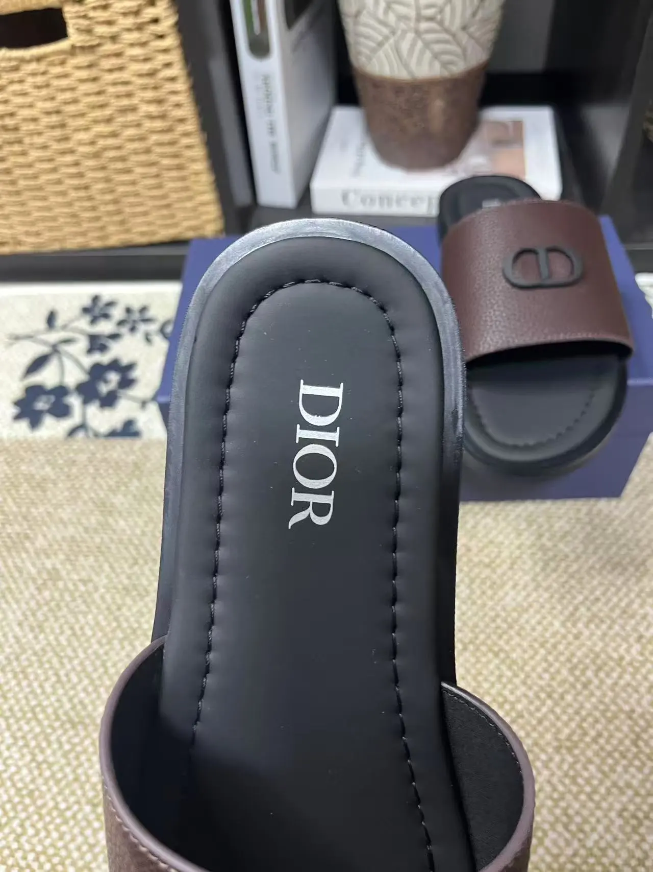 P150元 长期有货Dior Aqua 凉鞋优雅而休闲。交叉带设计,采用迪奥灰 CD Diamond 图案帆布重新诠释,灵感源自 Dior 档案。搭配“DIOR”标志和同色调凹口鞋底,可与短裤或牛仔裤轻松搭配,打造精致造型。 size 38-45