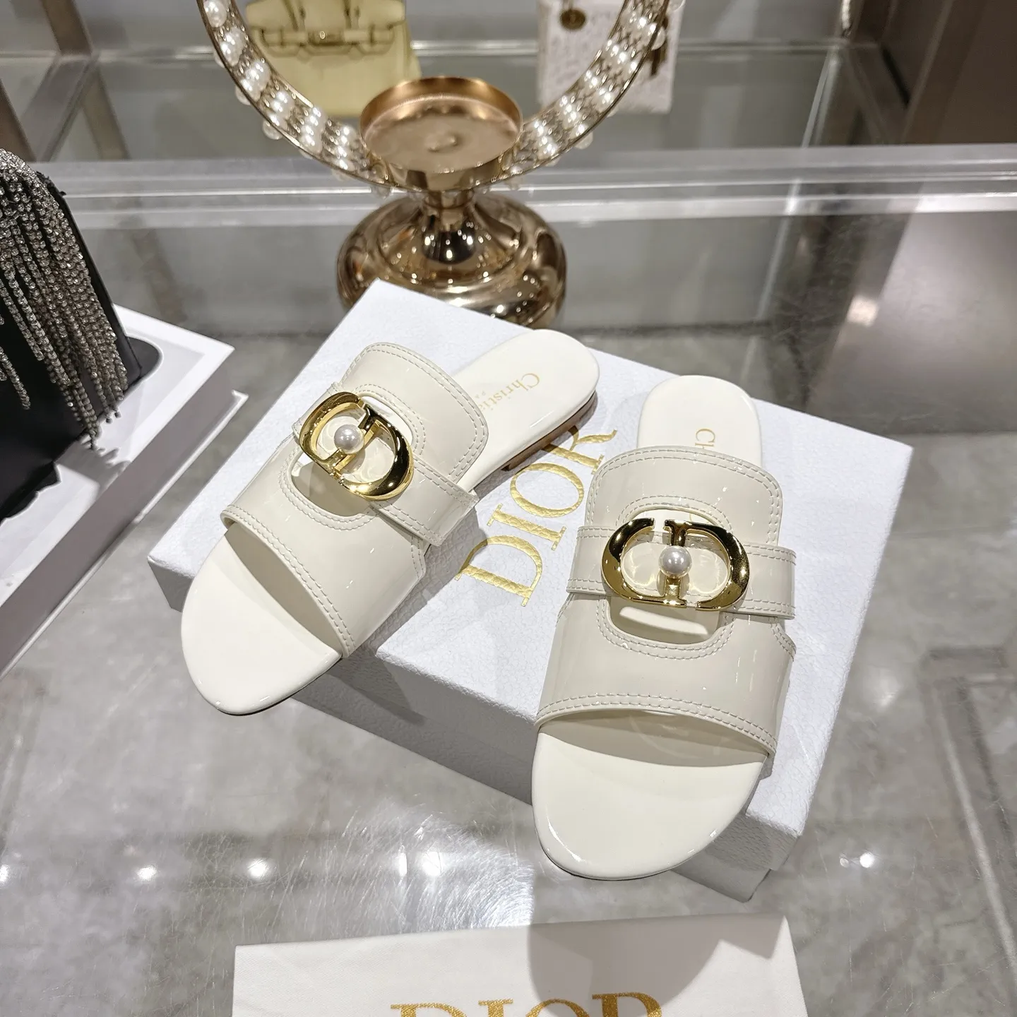 出厂230💰💕迪奥 Dior 2026春夏新款 D-Club果冻色镂空交叉带粗跟珍珠女鞋 CD字母logo五金扣平底圆头露趾凉拖鞋💪意大利真皮大底 size：34-41(34.40.41.定做不退不换）