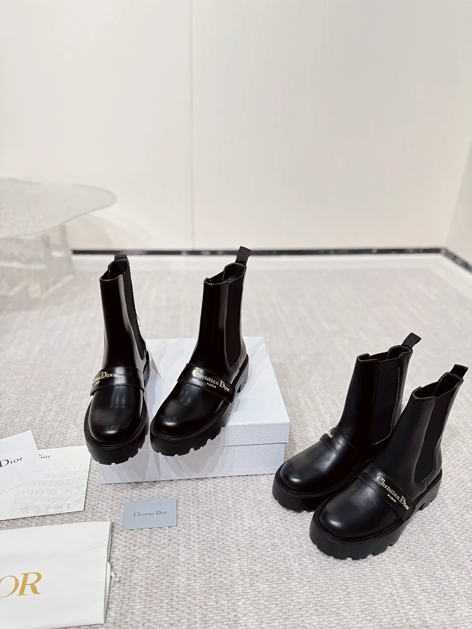 工厂价💰300 DIOR CHRONO 迪奥一脚蹬机车短靴. 高版本24ss年度专柜新品. 原版购入. 原版开发1:1做货.. 鞋面耀眼百搭汤金CD logo别出心栽..两侧弹拉橡巾更是适合上脚穿着方便..上脚显高显瘦显奢华. 外出任意搭配. 更是冷冬流行上脚穿搭主流趋势. 材质.开边珠皮面.小牛皮面. 内里垫脚全牛皮. 原版开模大底.. 细节满满…品质完全与专柜一致.配置专柜原版包装. SIZE:35-40(41可订做)