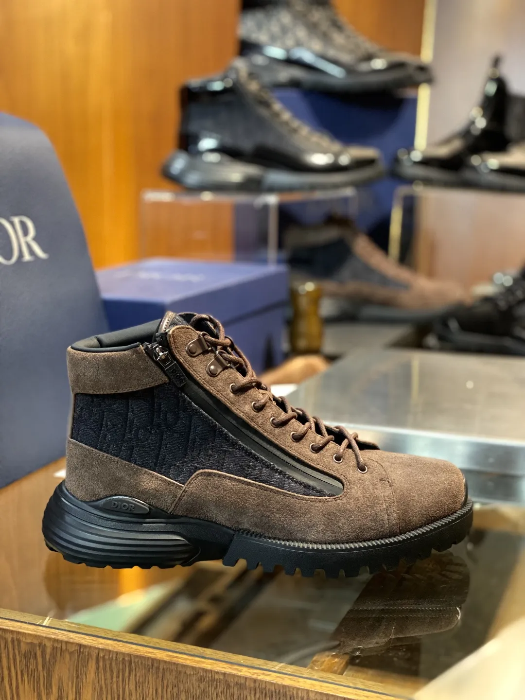 💰410 Dior 迪奥Combat 及踝靴 ♞size：39~45 牛皮和Oblique 印花面料 呈现时尚设计与运动元素相结合的混搭风格。侧面和鞋舌采用同色调 Oblique 印花面料拼接设计。搭配鞋带和科技拉链开合设计，轻盈的混搭风格鞋底突显高订风格的魅力。