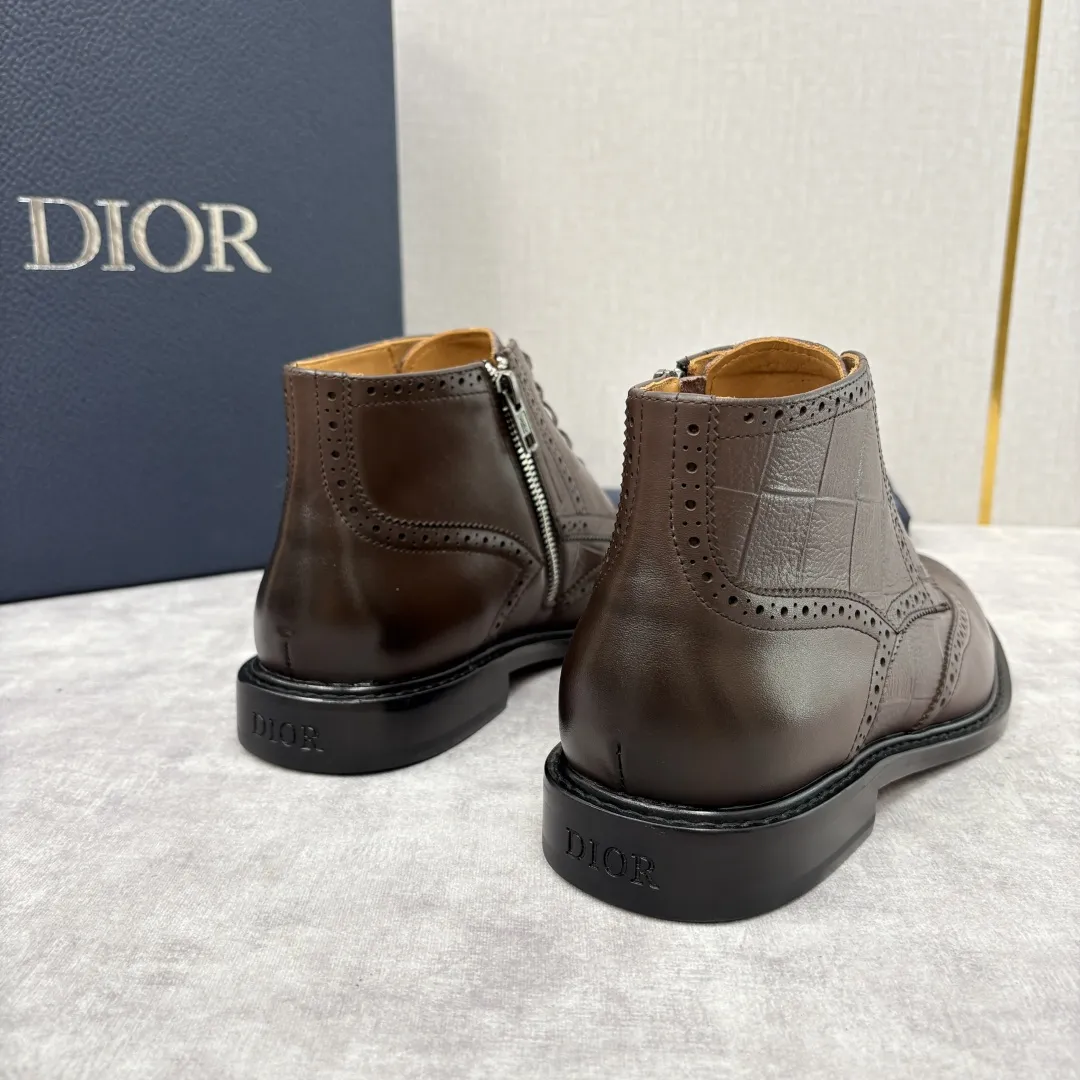 CD家新品 Dior 迪-奥 男士布洛克短靴 中帮皮靴 法式奢华与英伦雅痞的跨界杰作 高定基因邂逅布洛克雕花的复古风情，这系列男士短靴便成为了时尚界&ldquo;雅痞绅士&rdquo;的风格符号。选用顶级小牛皮/开边珠亮皮，部分鞋款采用鳄鱼纹压花工艺，光泽度饱满且富有层次 。经典布洛克雕花工艺贯穿鞋身，精致的冲孔与纹路如艺术品般细腻，是英伦复古风的标志性表达；侧边拉链设计暗藏巧思，既保证了穿脱的便捷性，又让鞋面线条保持简洁流畅；内里采用亲肤性极佳的小牛皮质衬里，行走时的舒适感拉满。采用意大利真皮大底复合橡胶底片。 短靴廓形利落干练，贴合脚踝的剪裁既保留了靴子的飒爽型格，又能完美适配西裤、牛仔裤等多种穿搭，打造&ldquo;一鞋多搭&rdquo;的时尚可能性。配原包装发售！！！ 标准皮鞋码数：39-44 （38.4546定做） 💰570&yen;