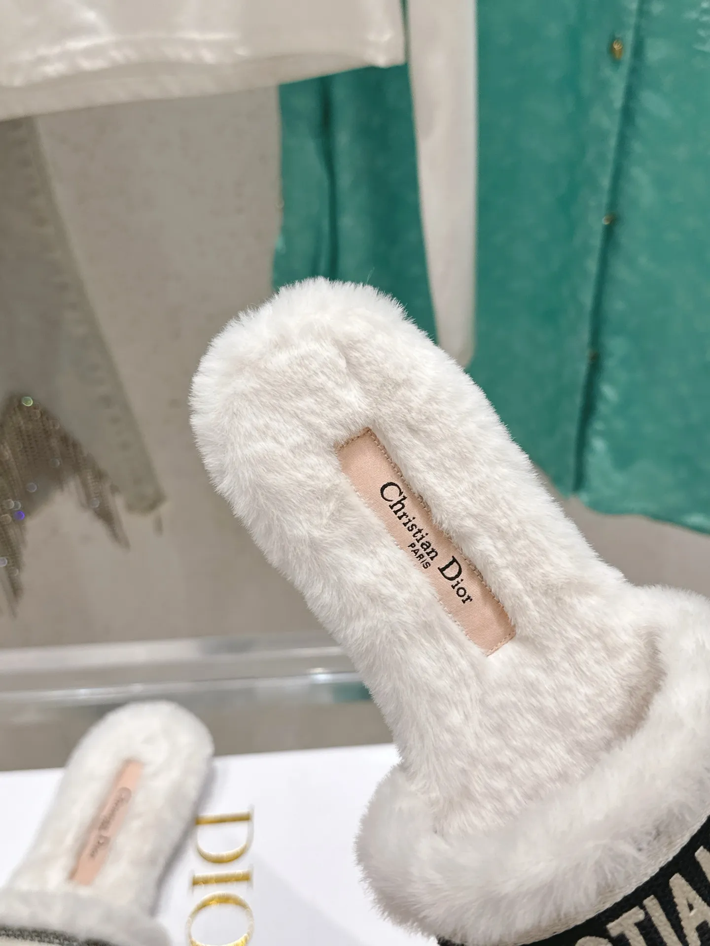 橙子出厂价💰95 迪奥/毛拖 Dior 2025秋冬新款 字母logo立体刺绣方头露趾毛居家拖鞋 鞋面原版一致水洗牛皮电绣高温水溶棉质科技面料 鞋面:水洗牛皮电绣 内里:进口兔毛毛内里 大底:意大利真皮大底 SIZE:size:34-42