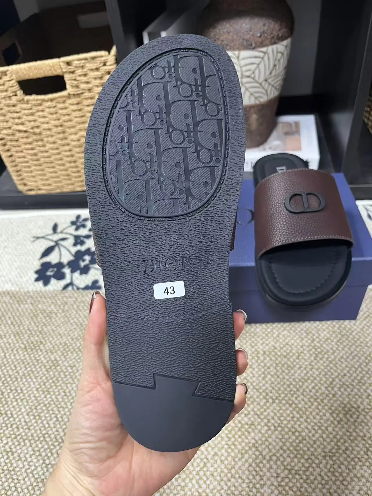 P150元 长期有货Dior Aqua 凉鞋优雅而休闲。交叉带设计，采用迪奥灰 CD Diamond 图案帆布重新诠释，灵感源自 Dior 档案。搭配&ldquo;DIOR&rdquo;标志和同色调凹口鞋底，可与短裤或牛仔裤轻松搭配，打造精致造型。 size 38-45